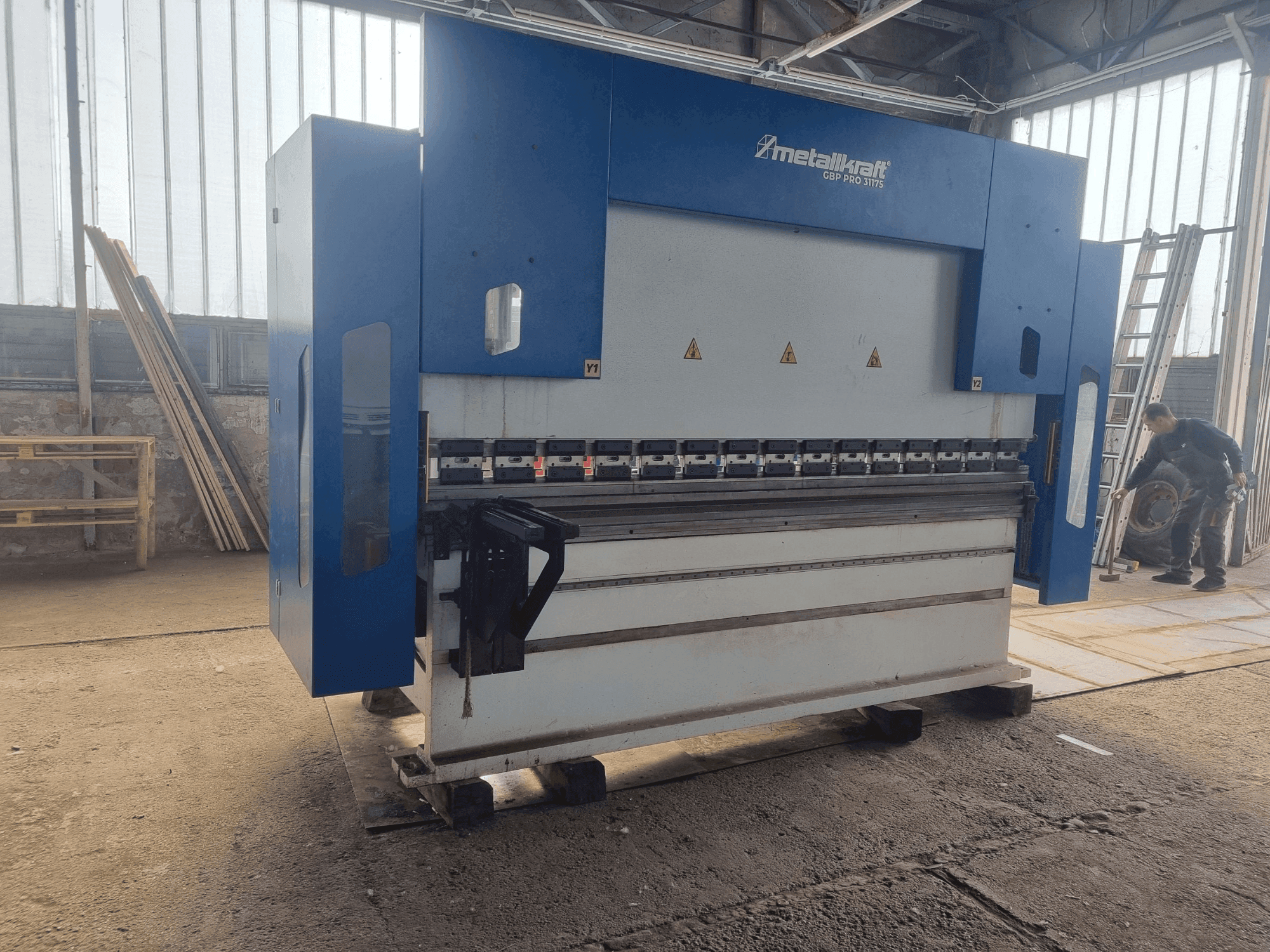 Vista frontale della macchina Metallkraft GBP 31175