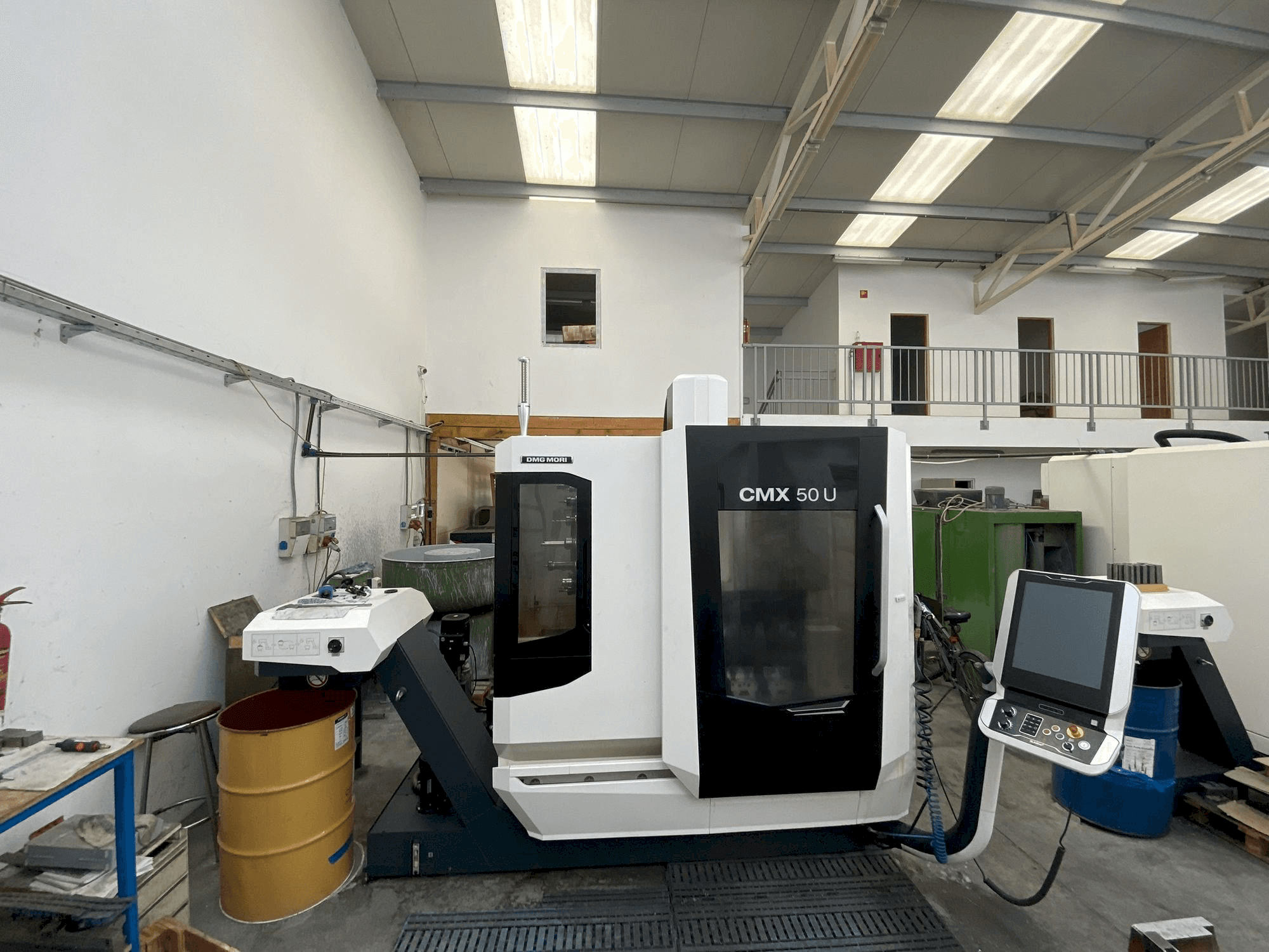 Vista frontale della macchina DMG MORI CMX 50 U