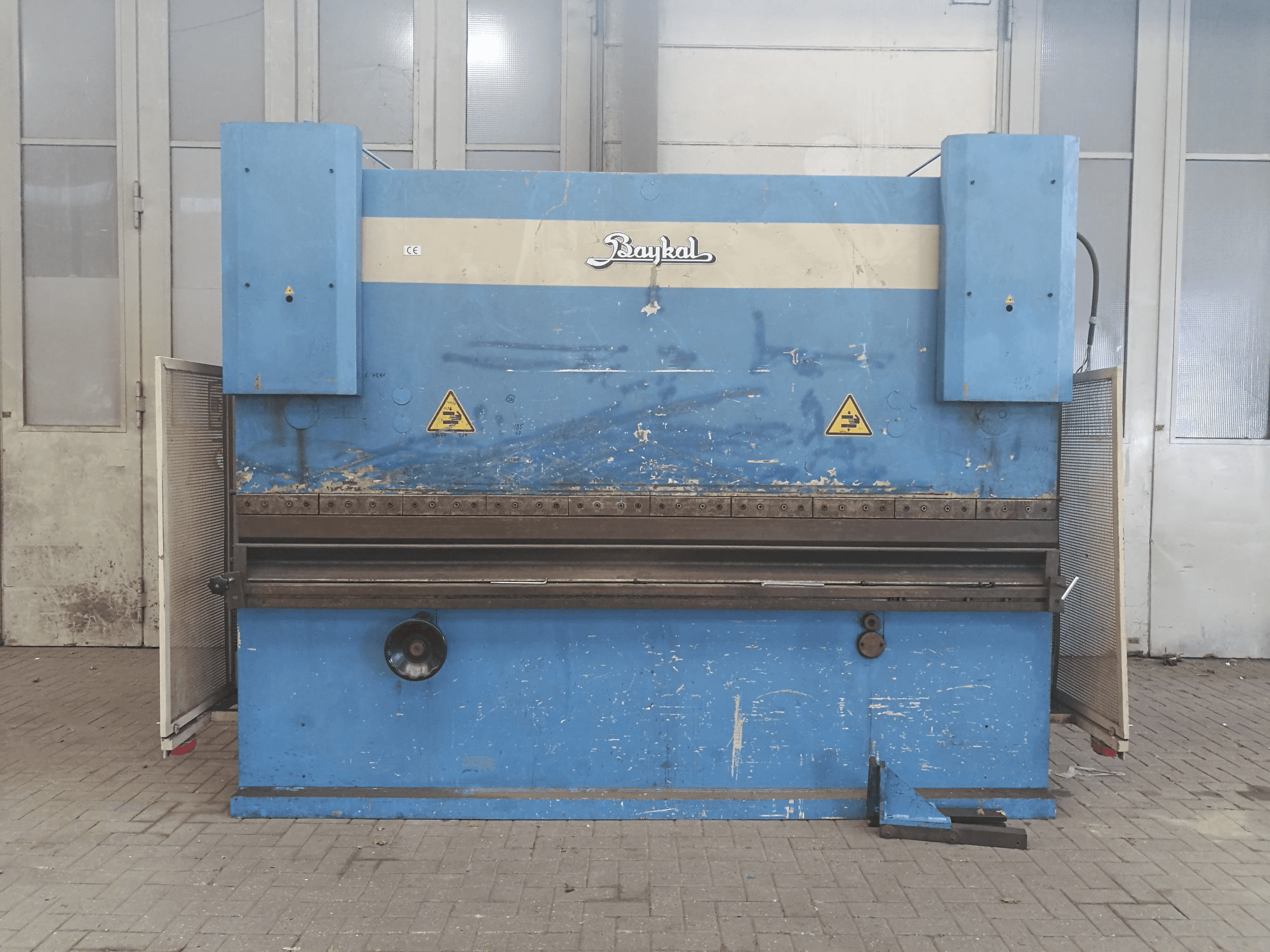 Vista frontale della macchina Baykal APH 3112x220