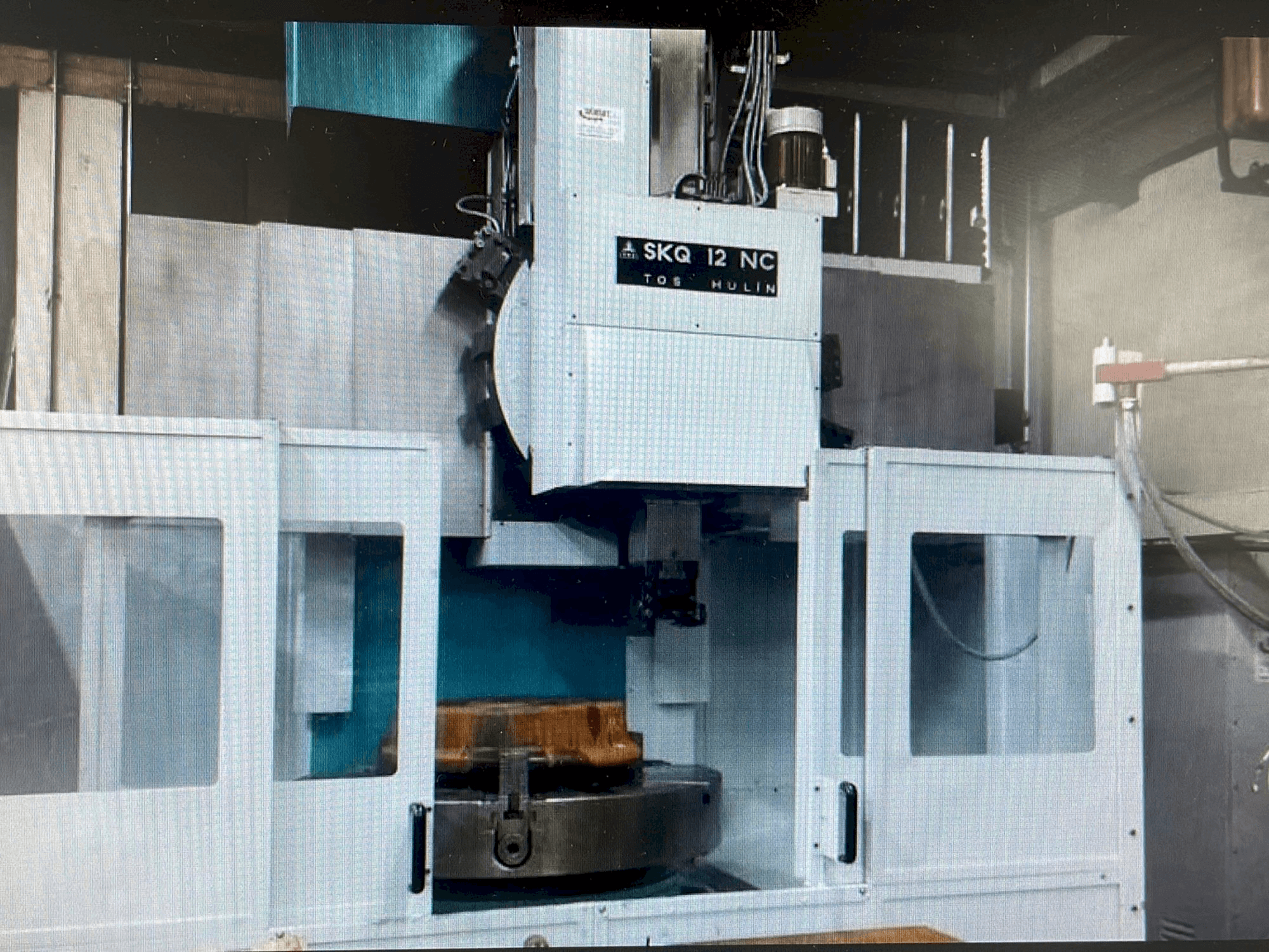 Vista frontale della macchina TOS SKQ 12 NC