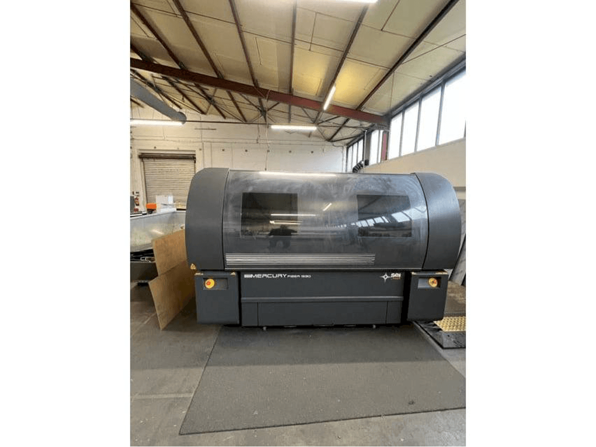 Vista frontale della macchina SEI Laser Mercury 1560