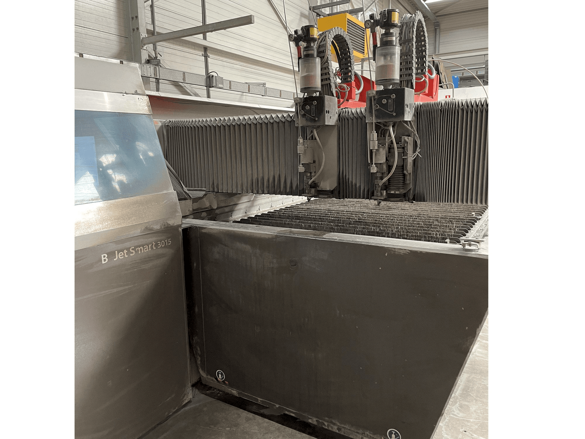 Vista frontale della macchina Bystronic ByJet Smart 3015