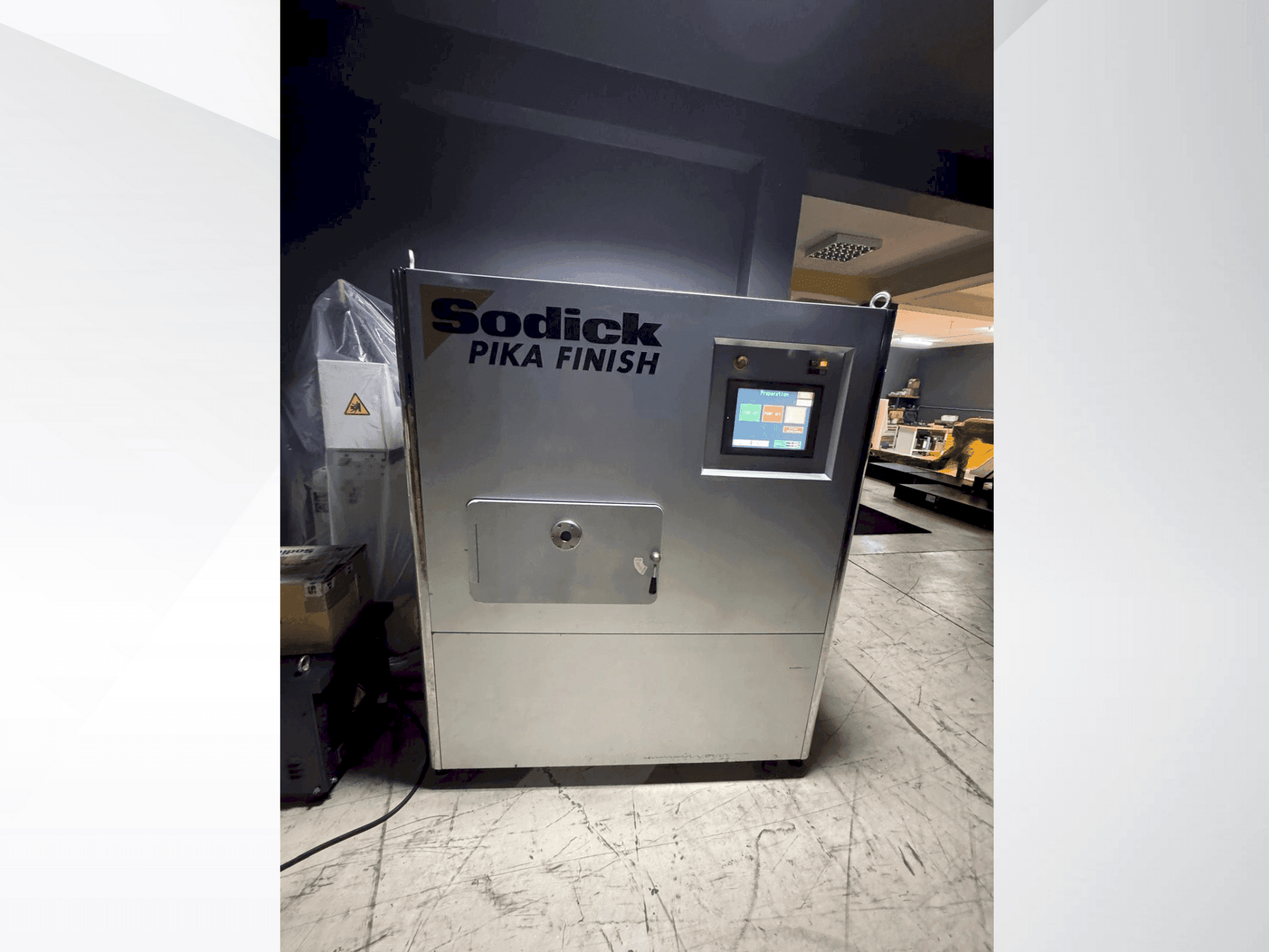 Vista frontale della macchina Sodick Picka PF-32A