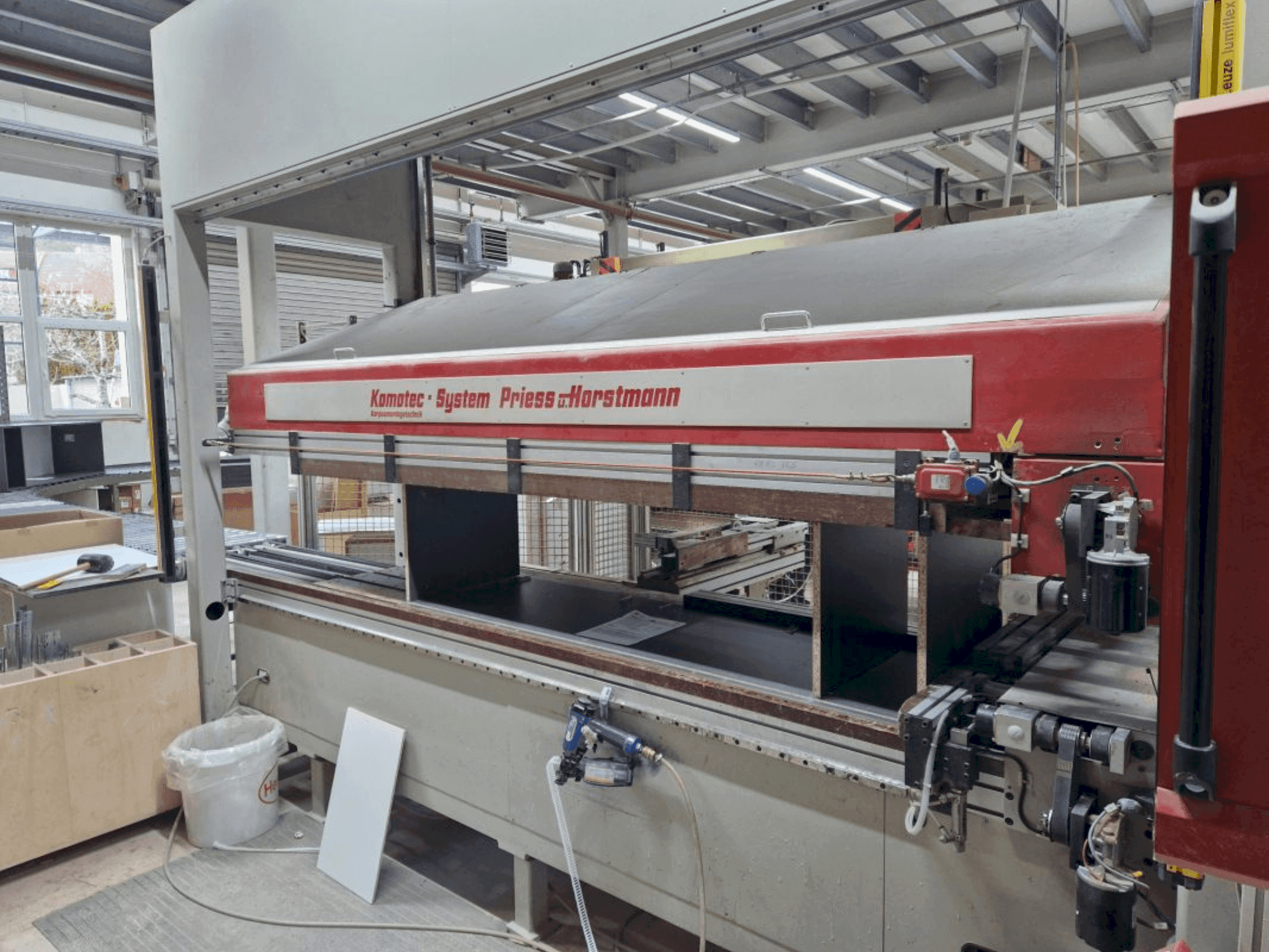 Vista frontale della macchina Priess & Horstmann PBA-52M