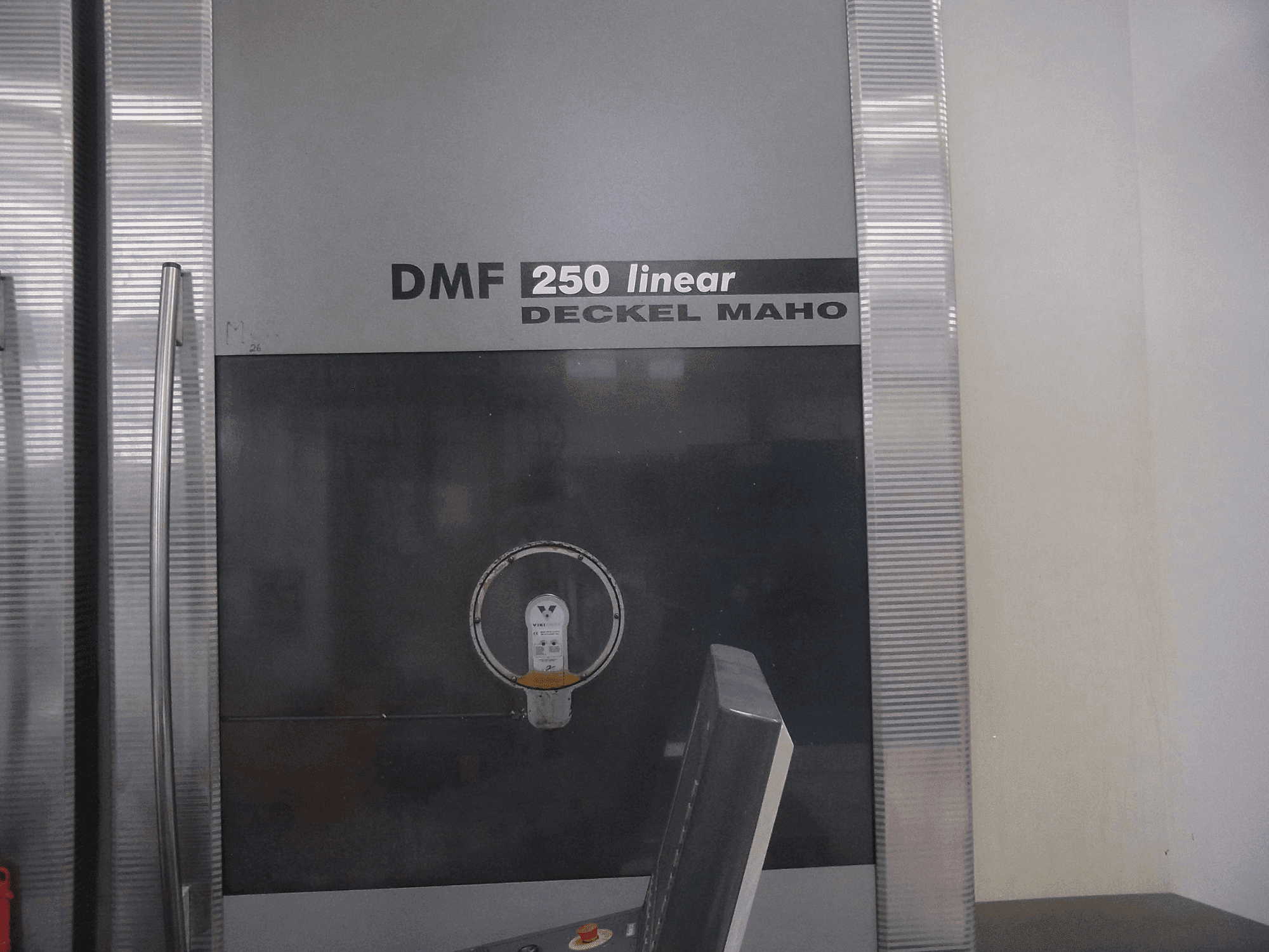 Vista lato destro della macchina DECKEL MAHO DMF 250 linear