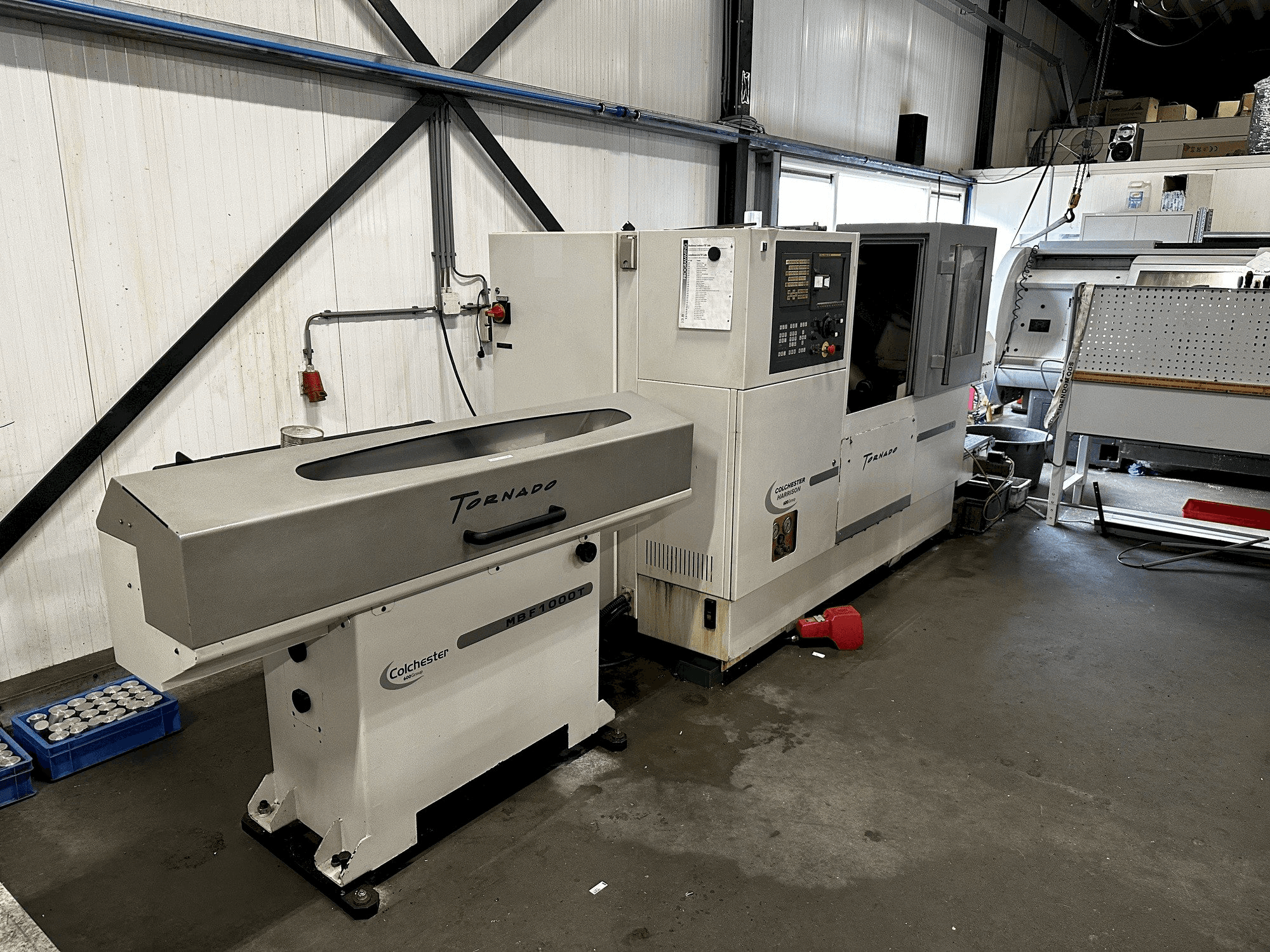 Vista frontale della macchina Colchester Tornado T2