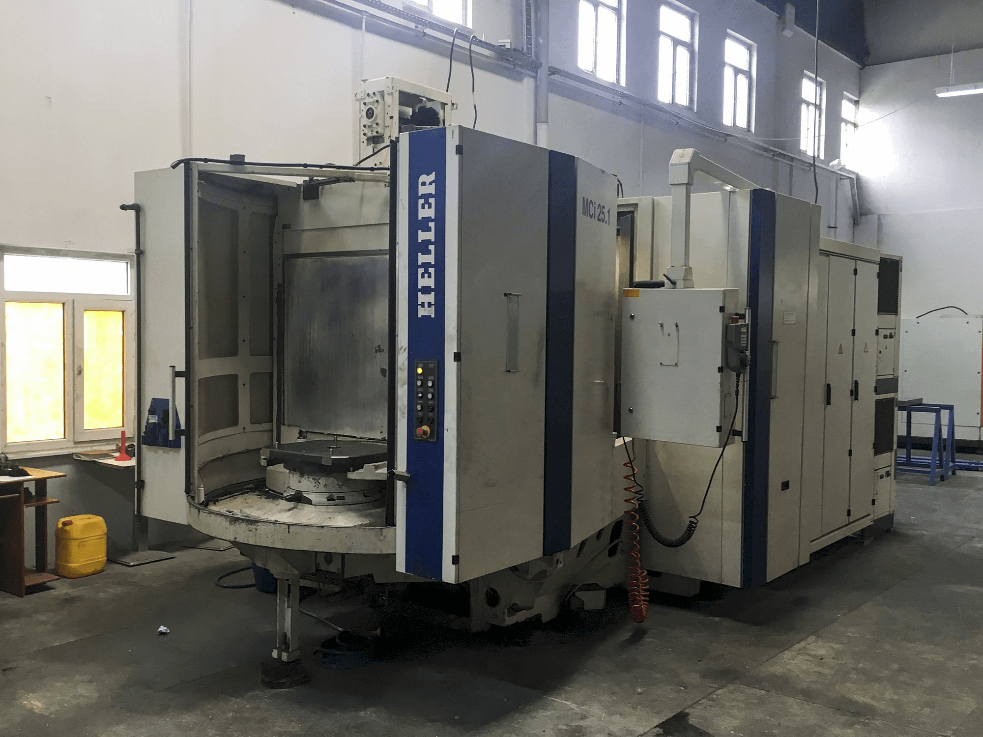 Vista lato sinistro della macchina HELLER MCi 25