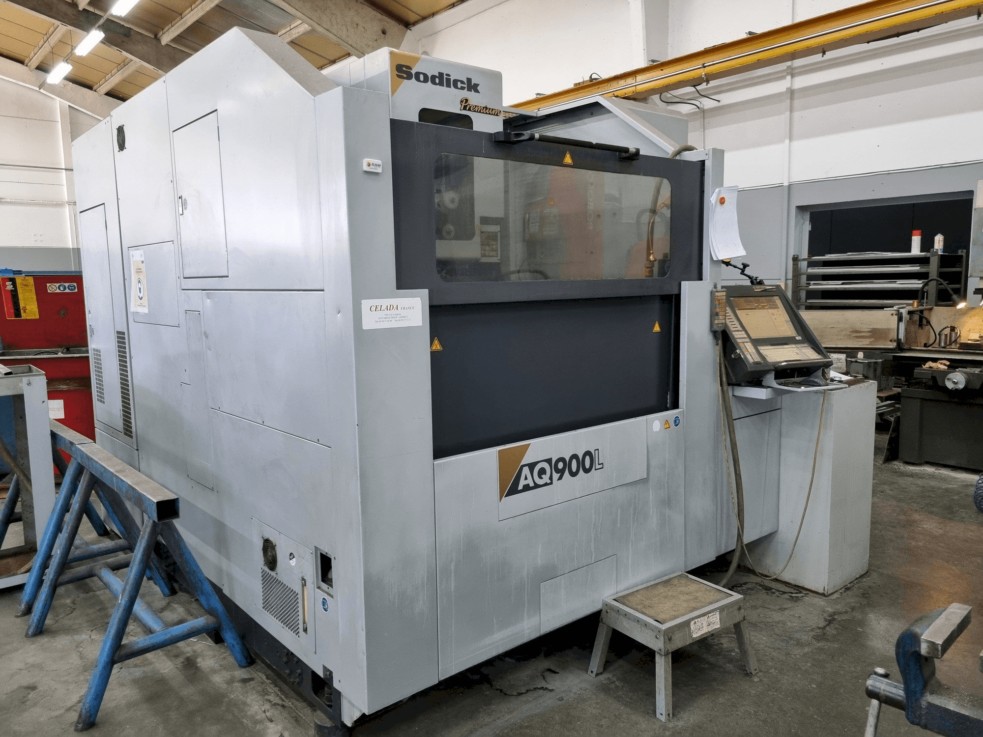 Vista frontale della macchina Sodick AQ900L