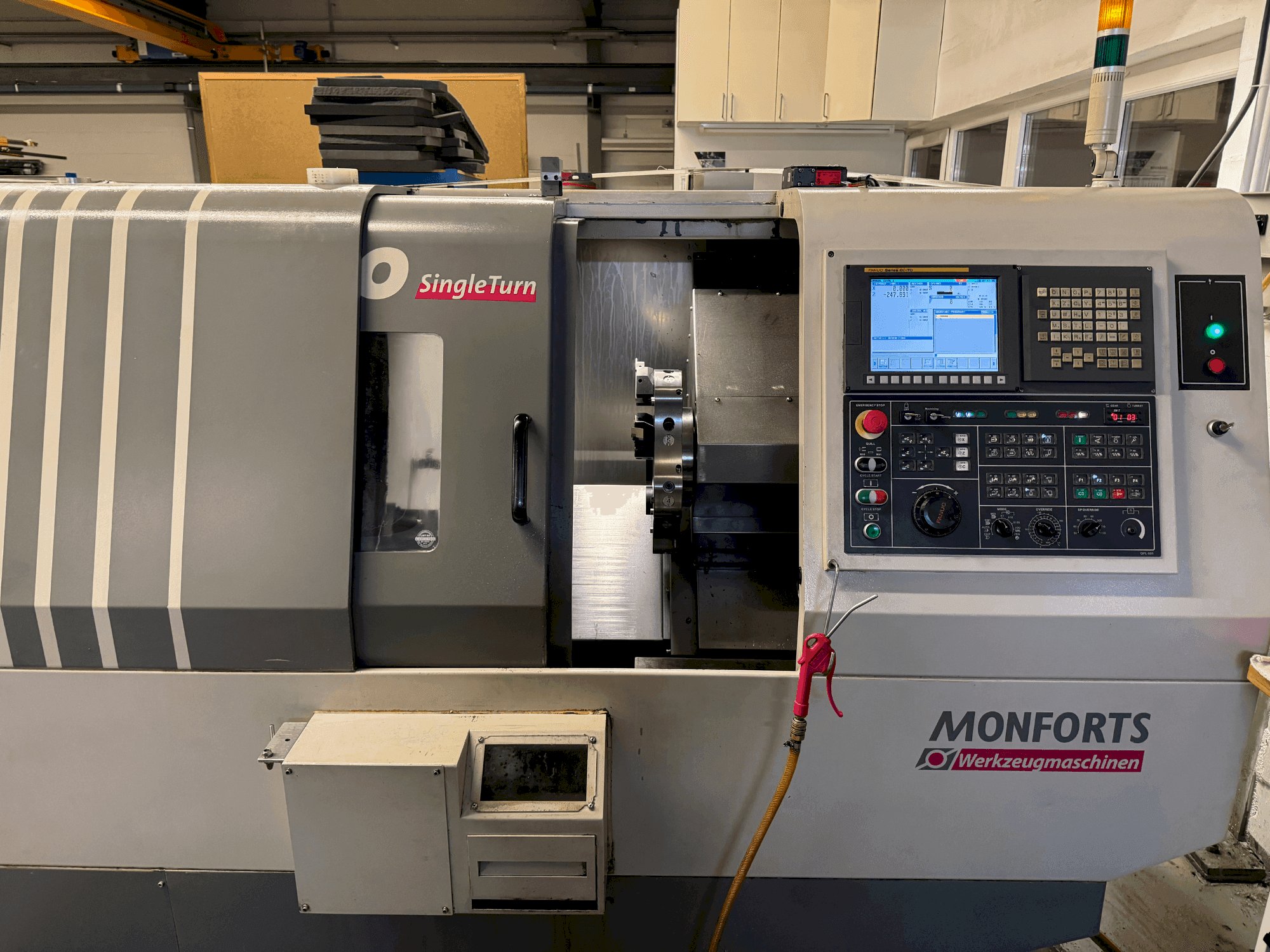 Vista frontale della macchina Monforts TNC 300 SingleTurn