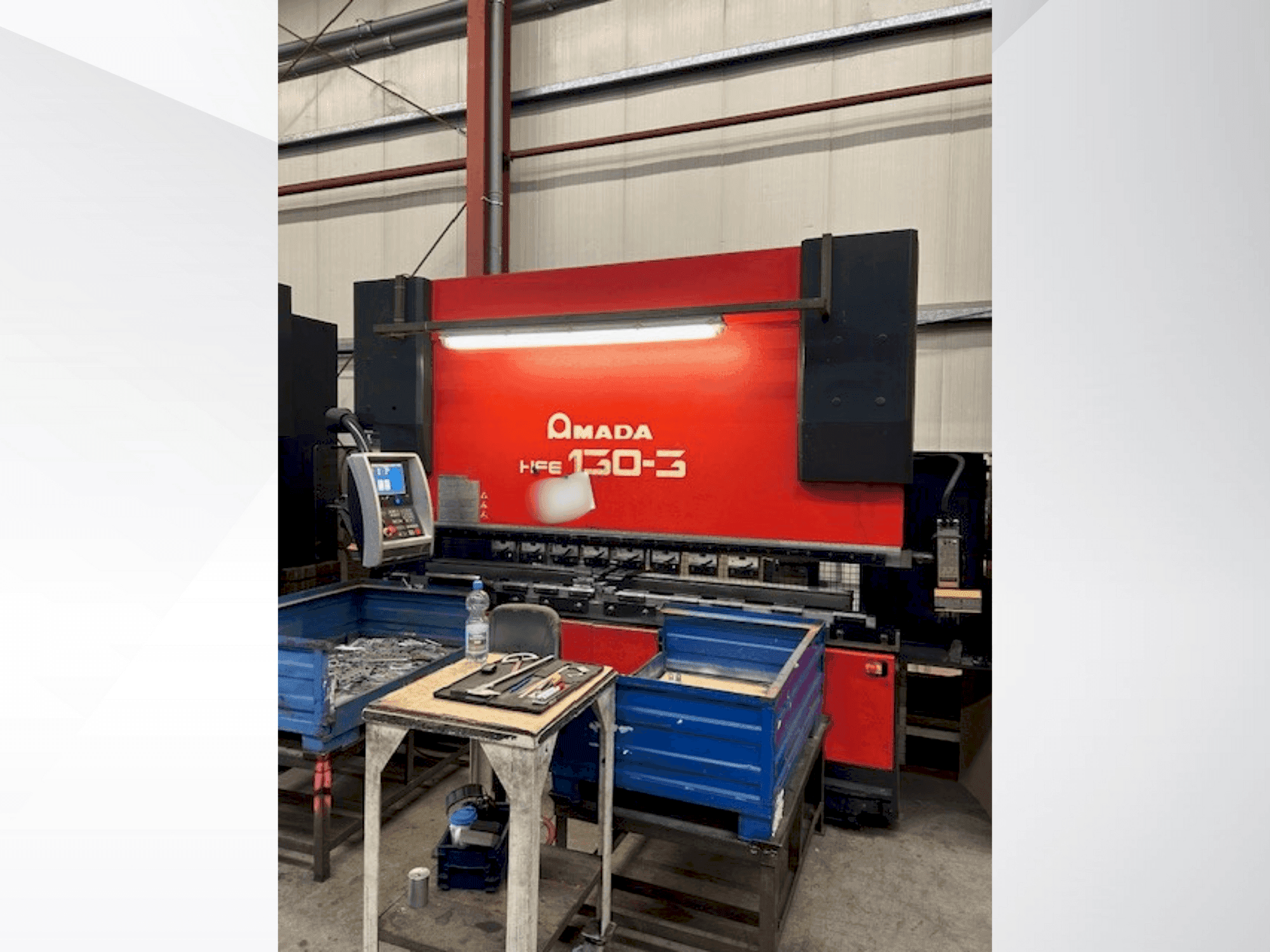 Vista frontale della macchina AMADA HFE 130-3