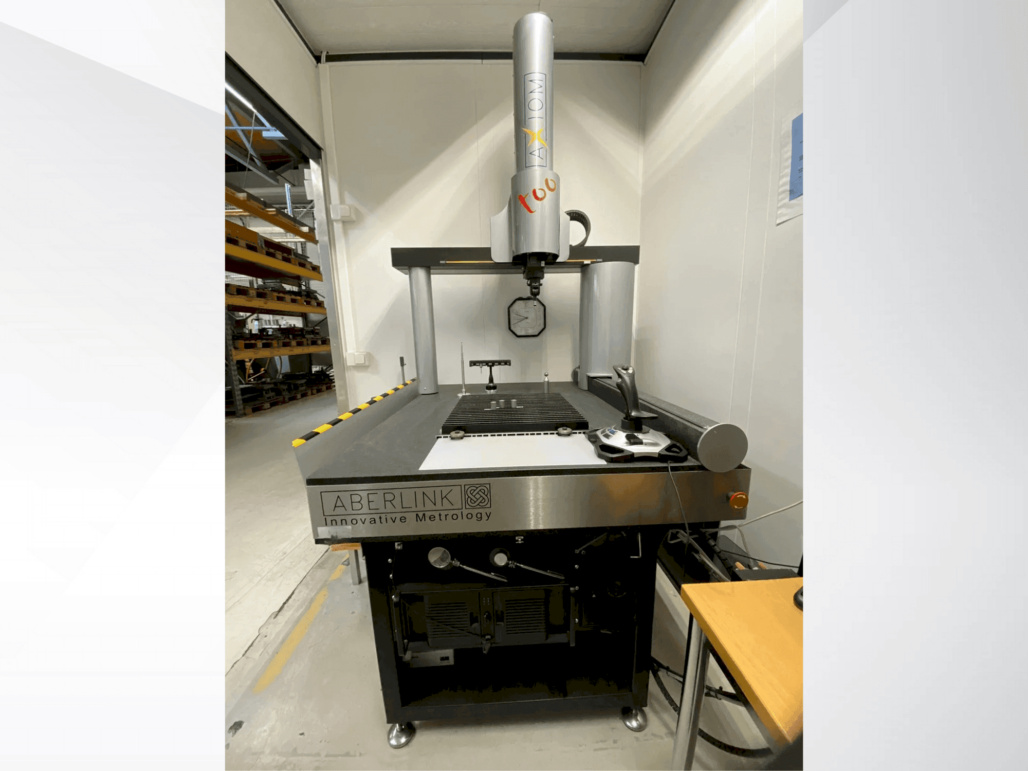 Vista frontale della macchina ABERLINK Axiom Too CNC