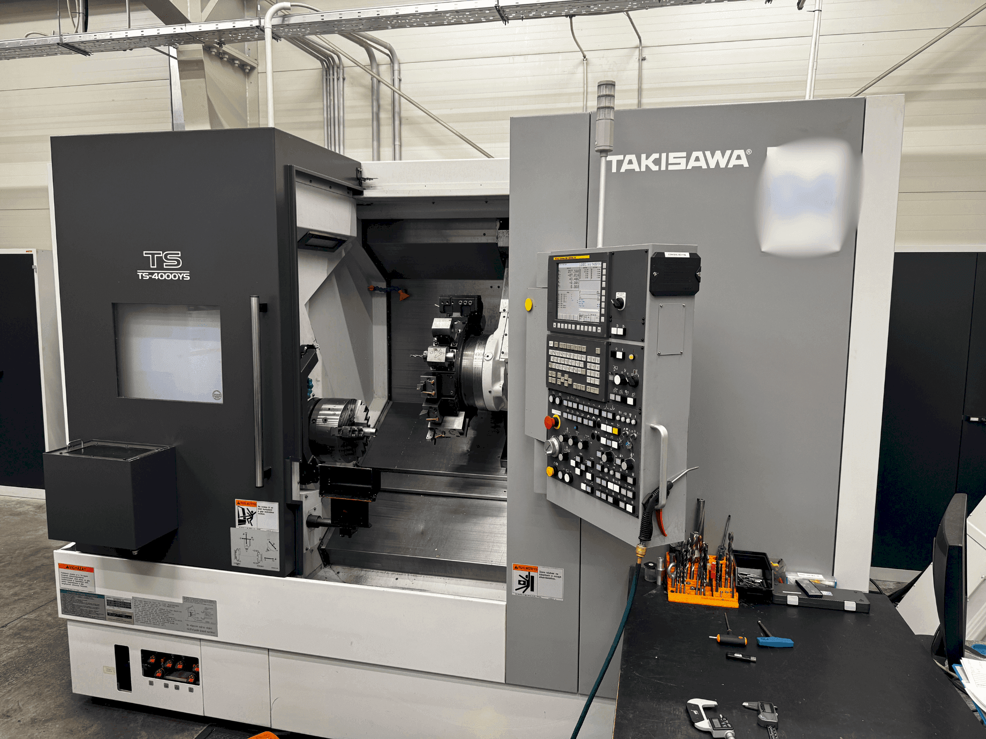 Vista frontale della macchina Takisawa TS-4000YS