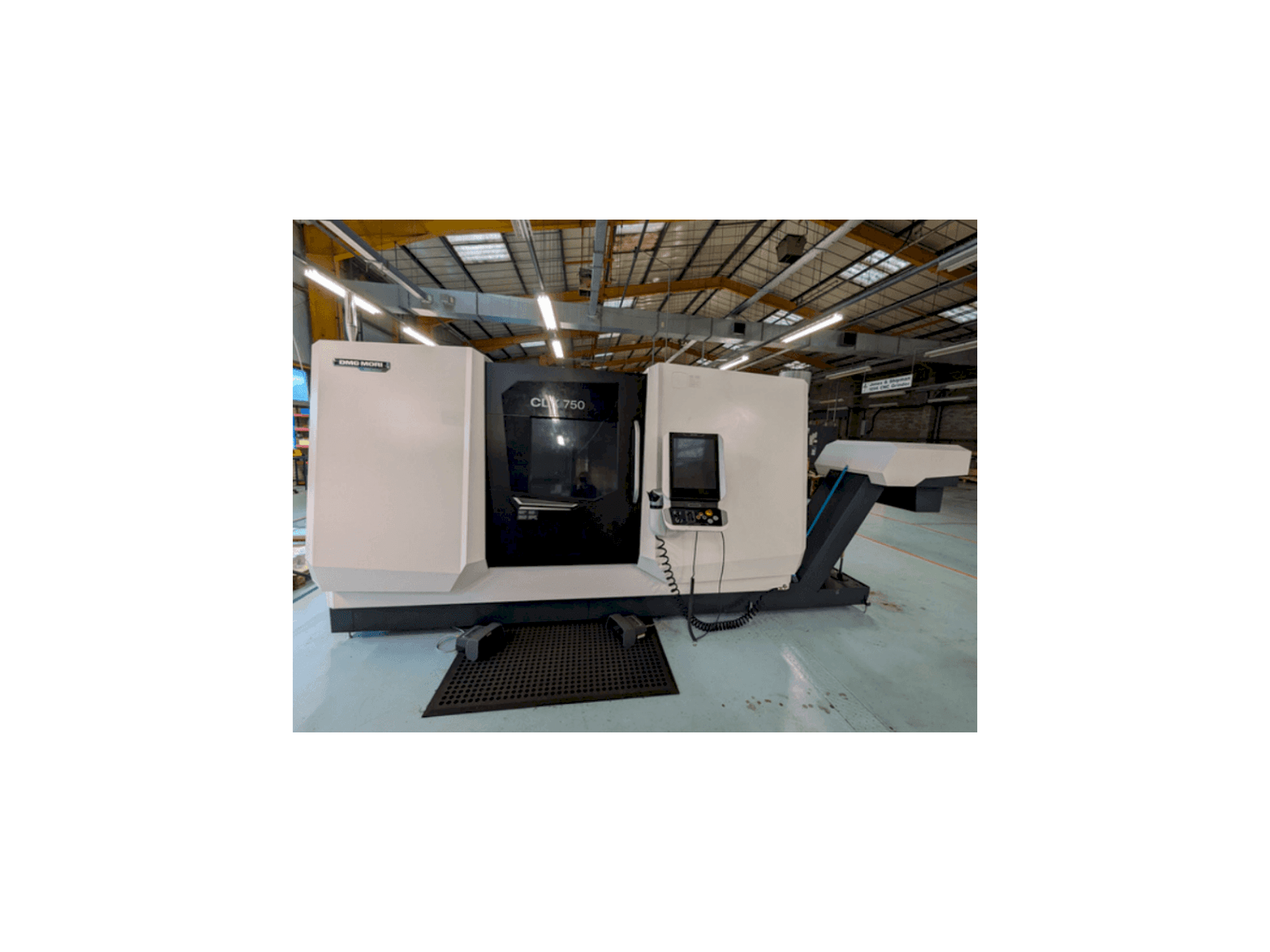 Vista frontale della macchina DMG MORI CLX750 V4