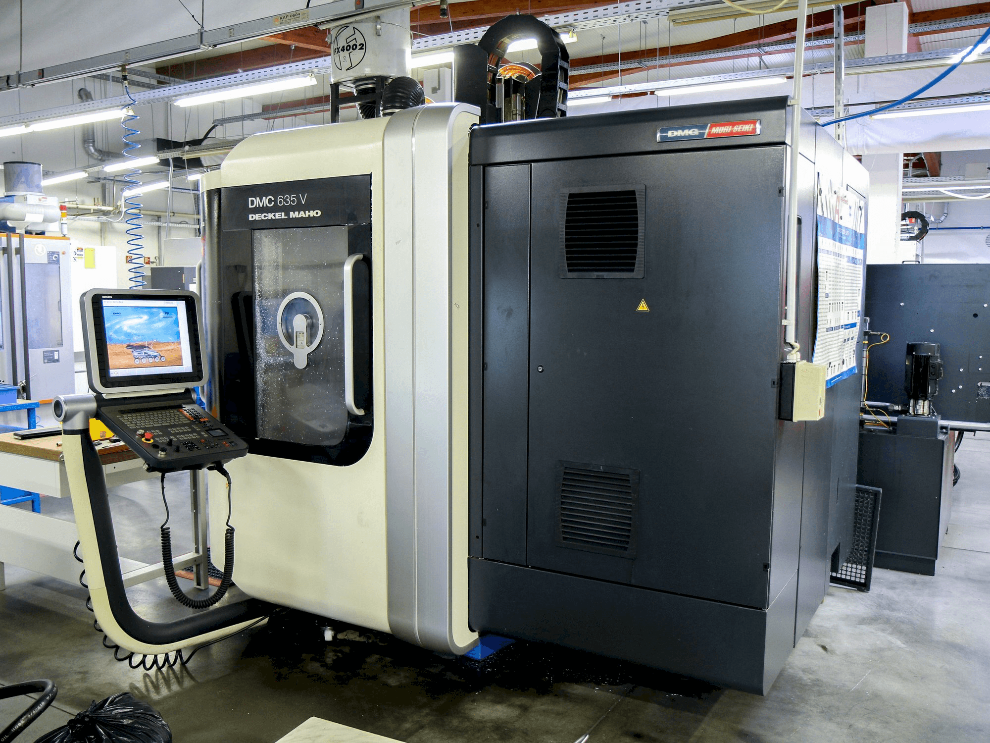 Vista frontale della macchina DMG MORI DMC 635V PW