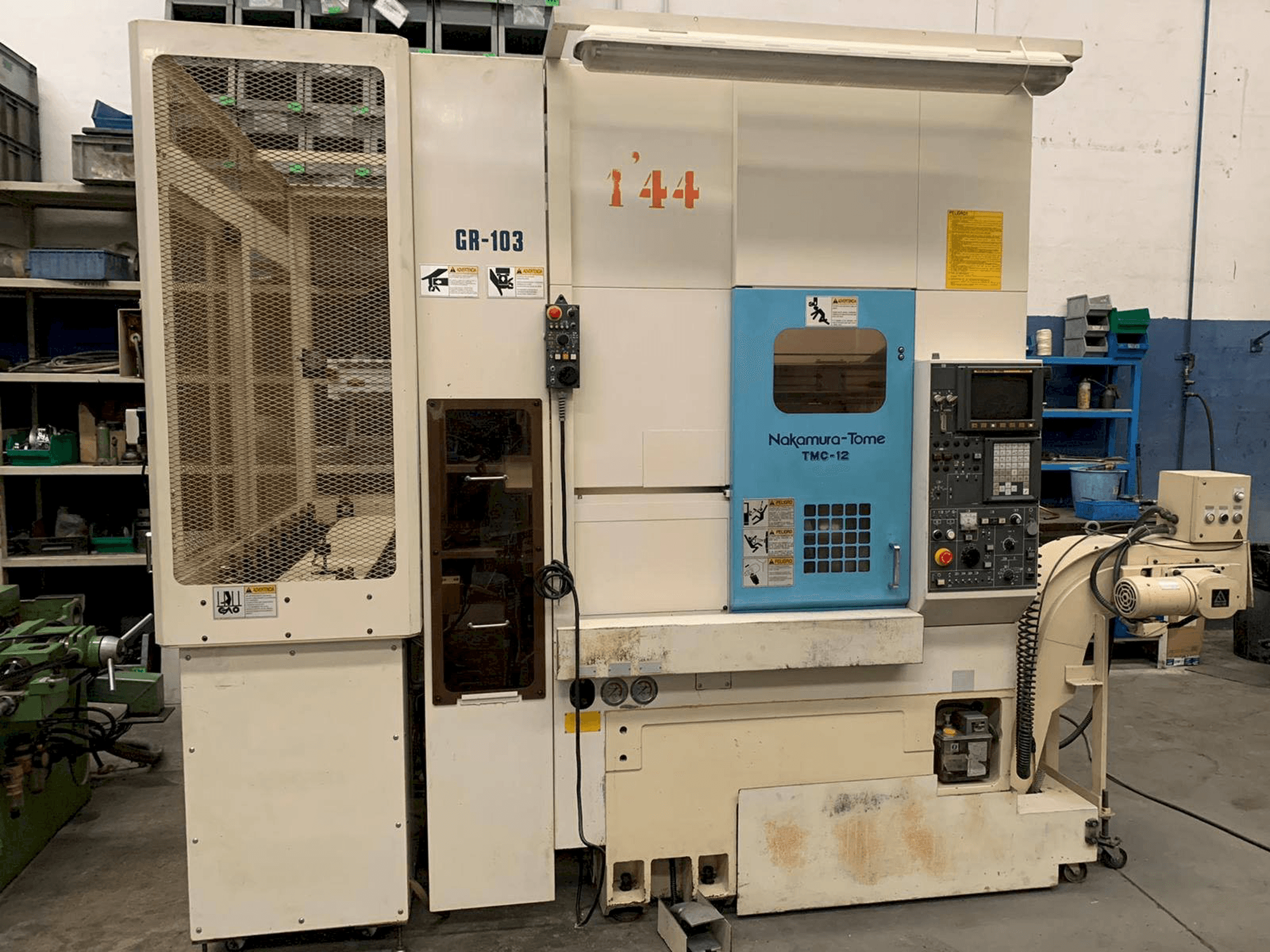 Vista frontale della macchina NAKAMURA-TOME TMC 12