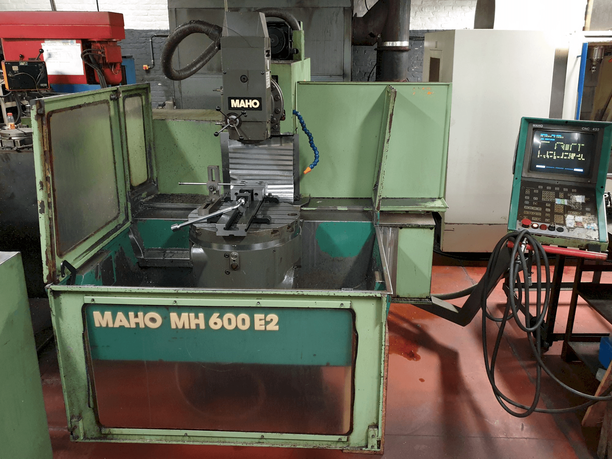 Vista frontale della macchina Maho MH 600 E2