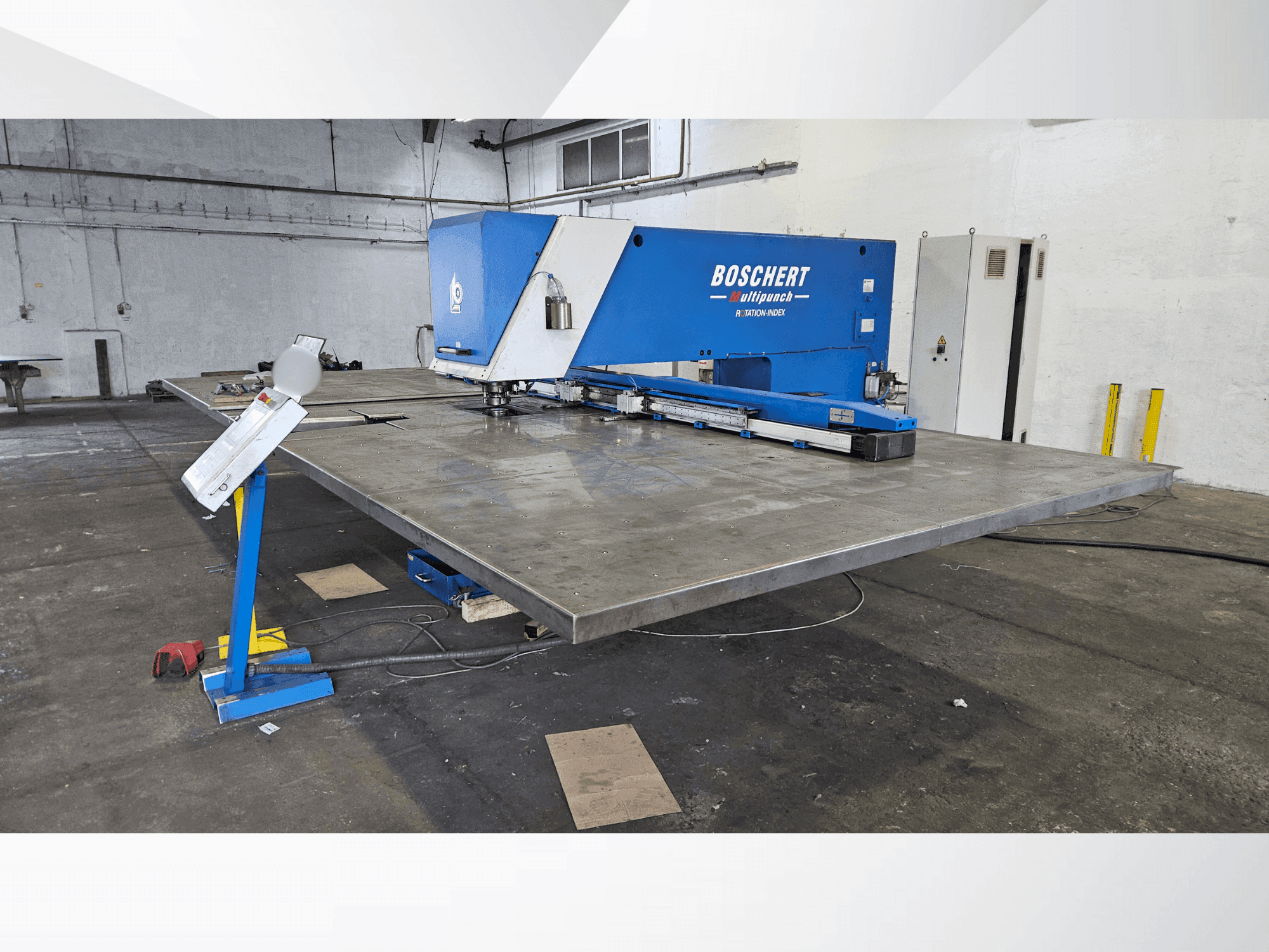 Vista frontale della macchina BOSCHERT Multipunch 1500 x 3000