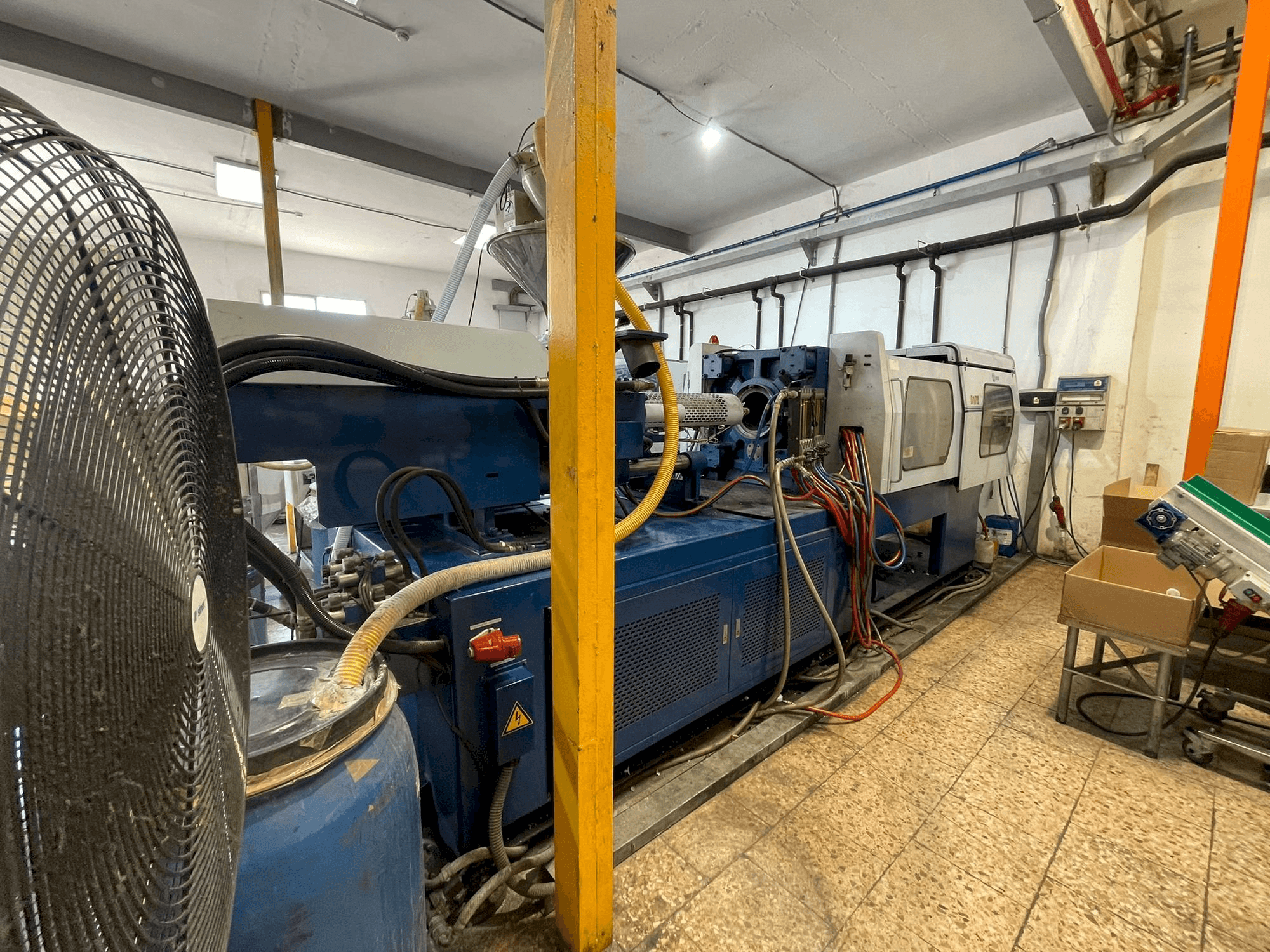 Vista laterale sinistra della macchina Euroinj D170