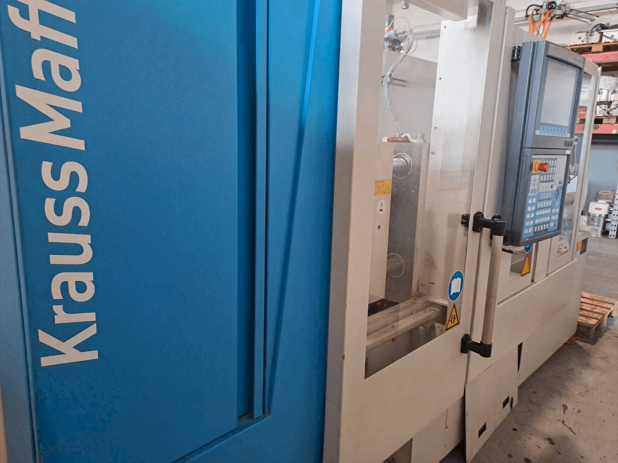 Vista frontale della macchina Krauss Maffei 35-180CX