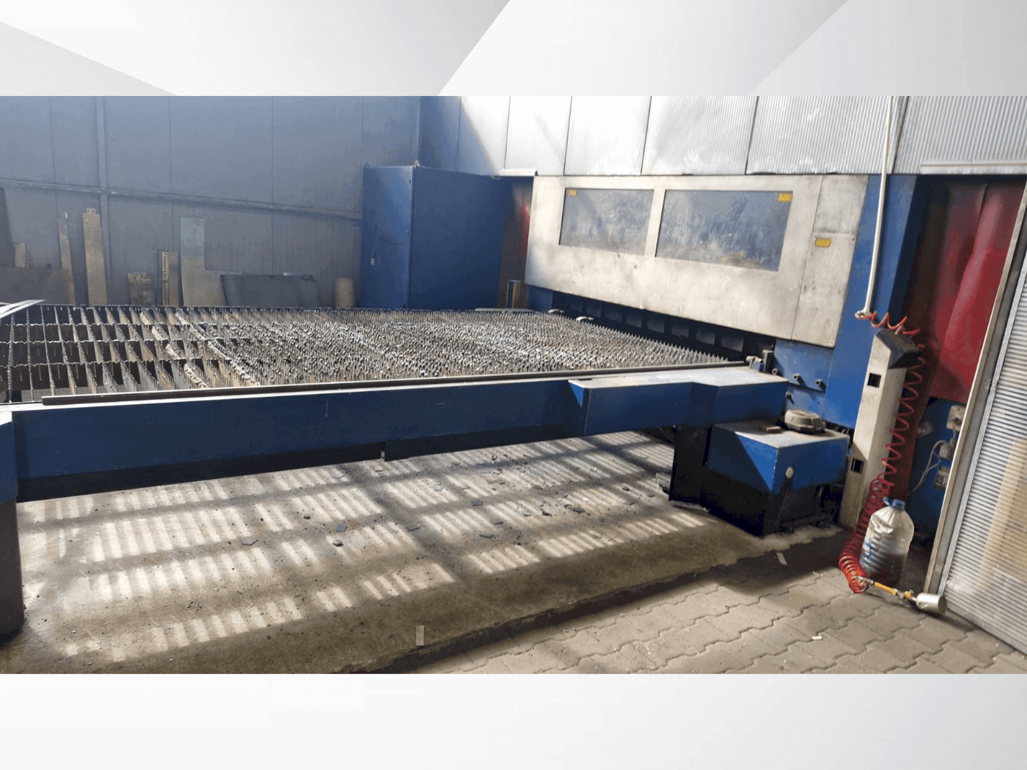 Vista frontale della macchina TRUMPF TRUMATIC L 4030