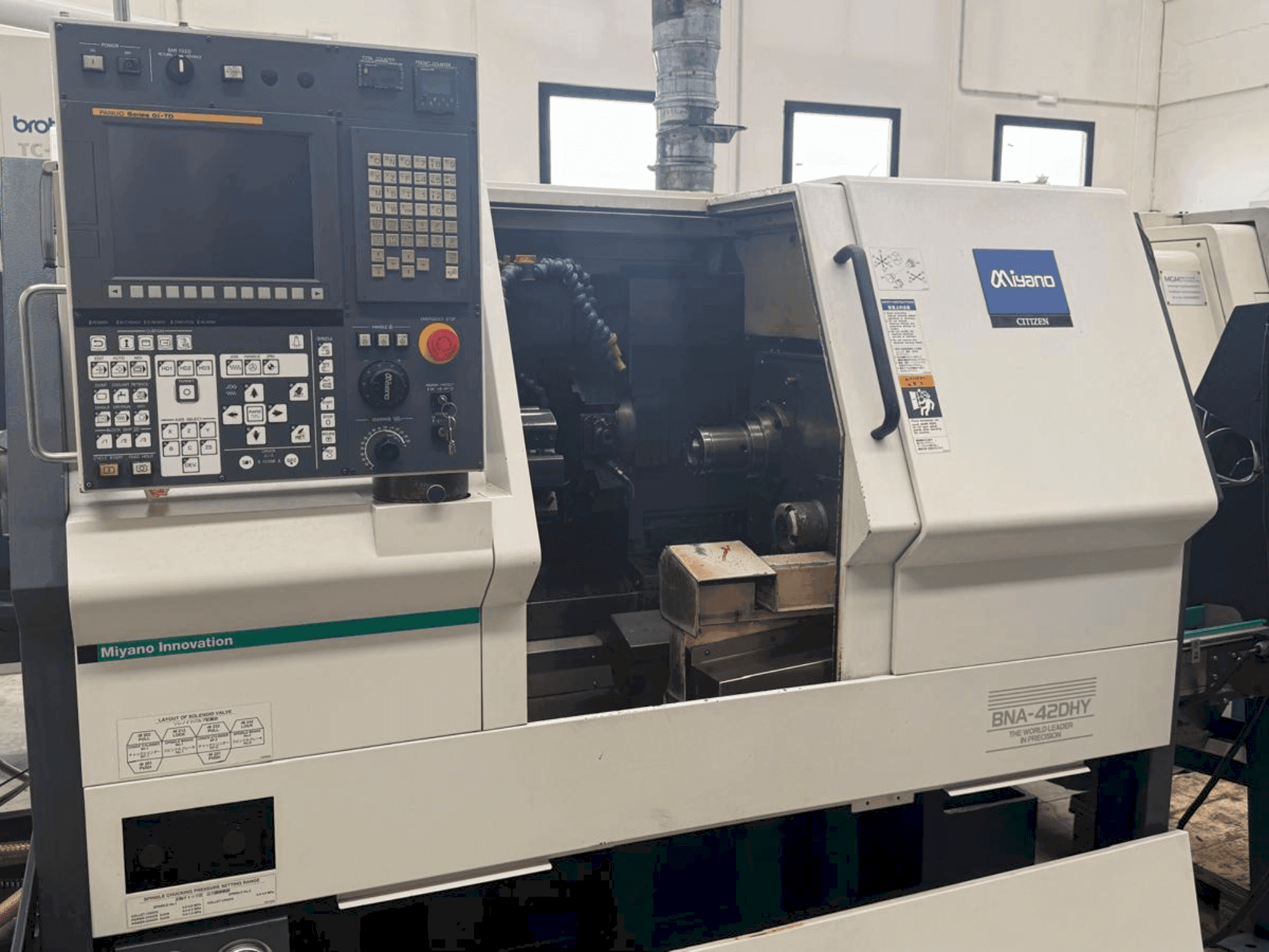Vista frontale della macchina Miyano BNA-42DHY