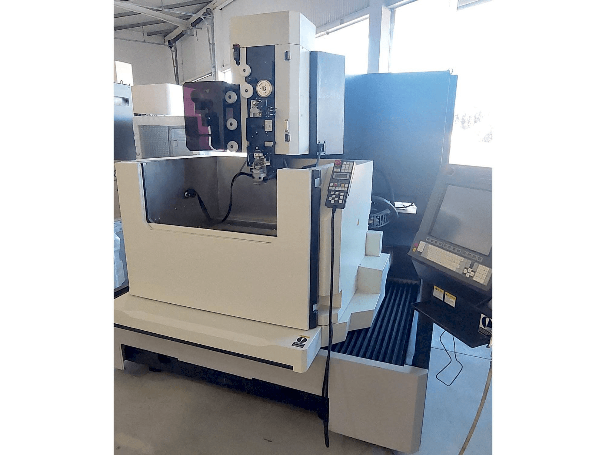 Vista frontale della macchina Makino DUO 64