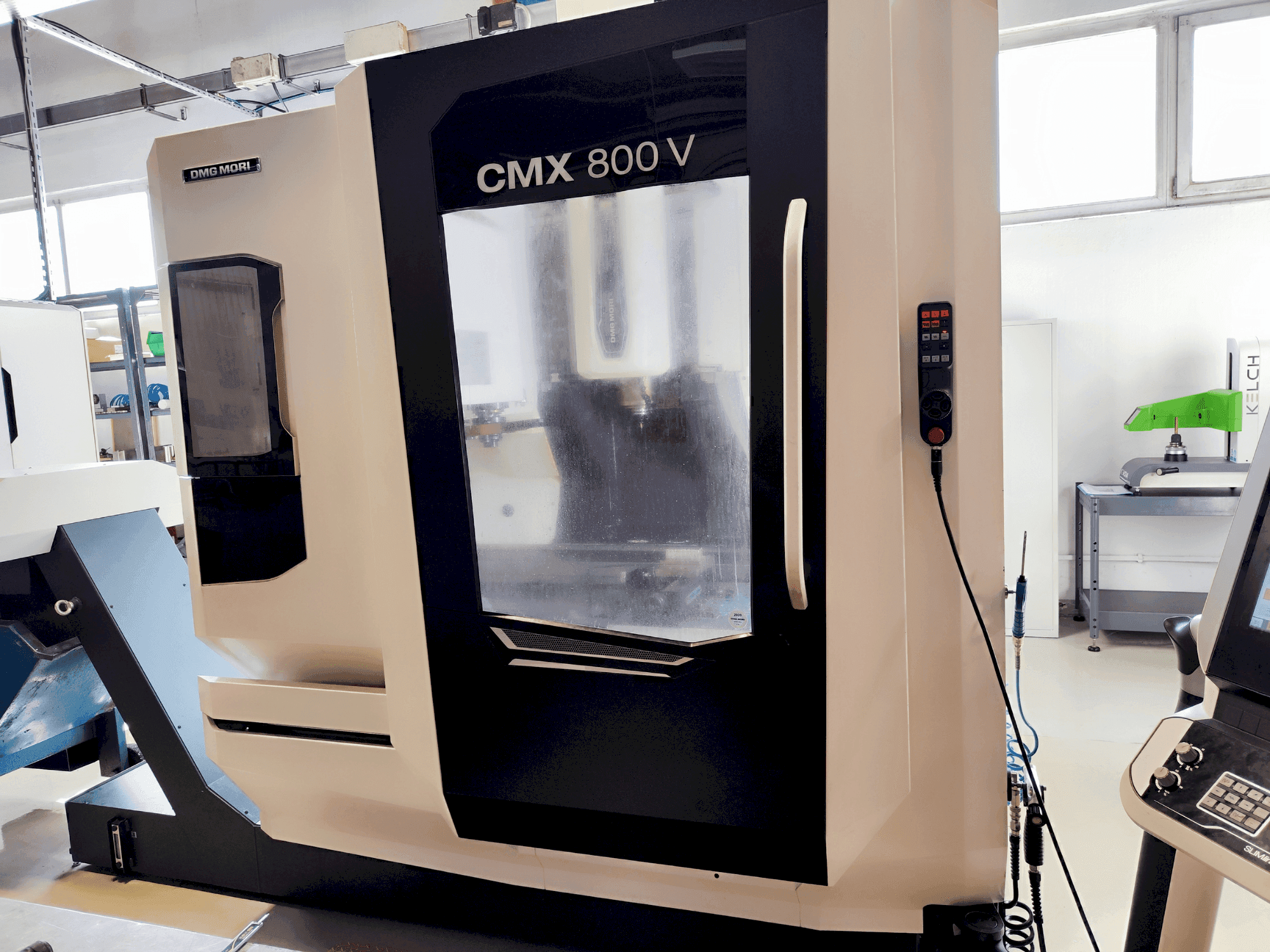 Vista frontale della macchina DMG CMX 800 V