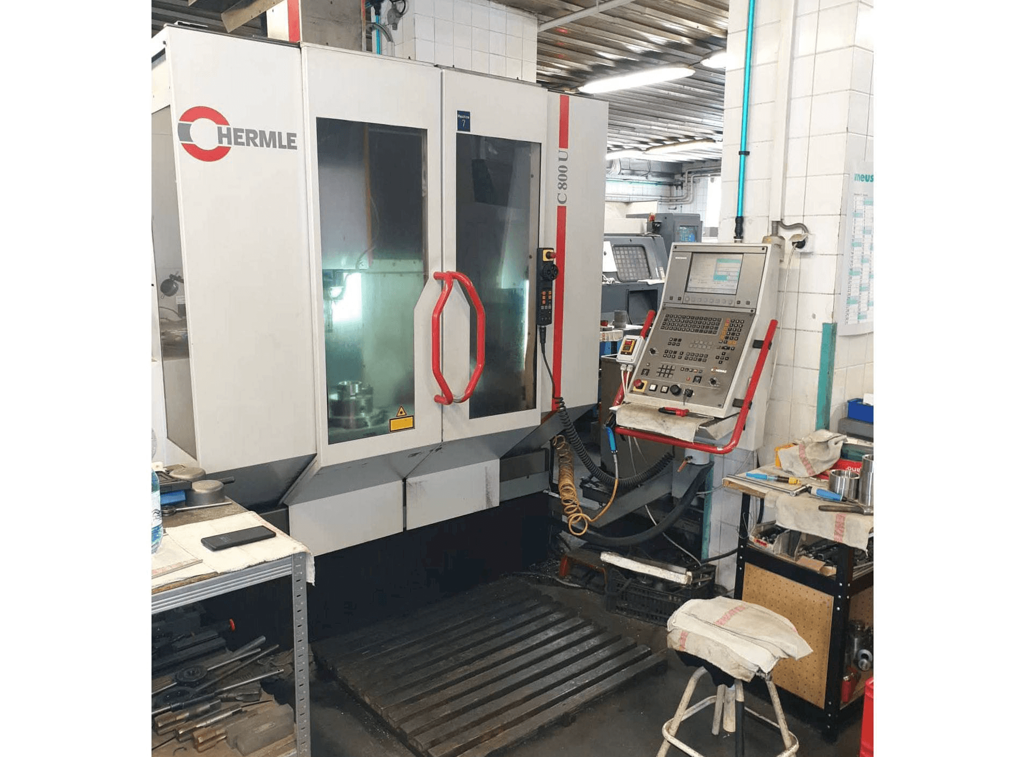 Vista frontale della macchina HERMLE C800 U