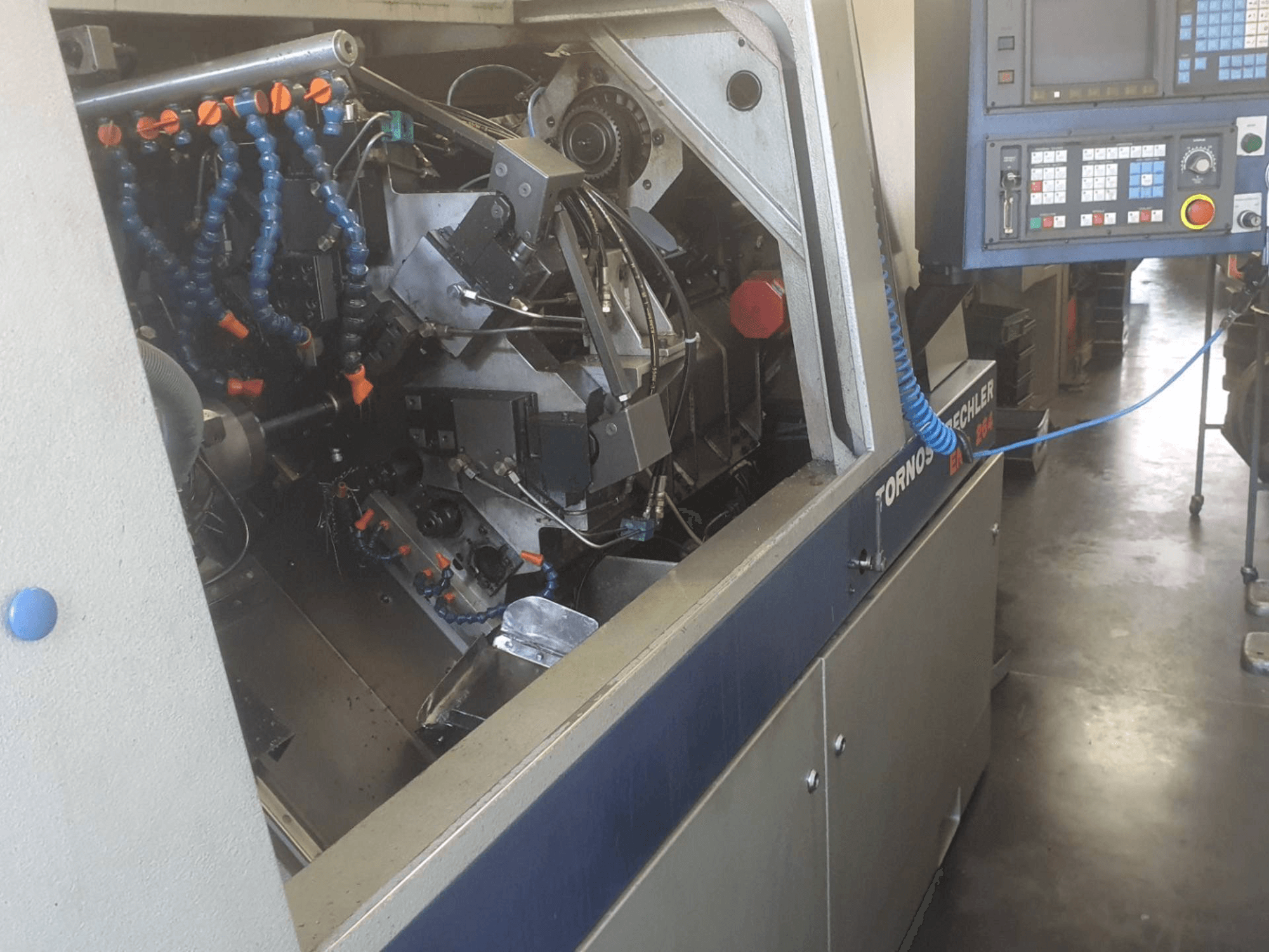 Vista frontale della macchina Tornos-Bechler ENC 264