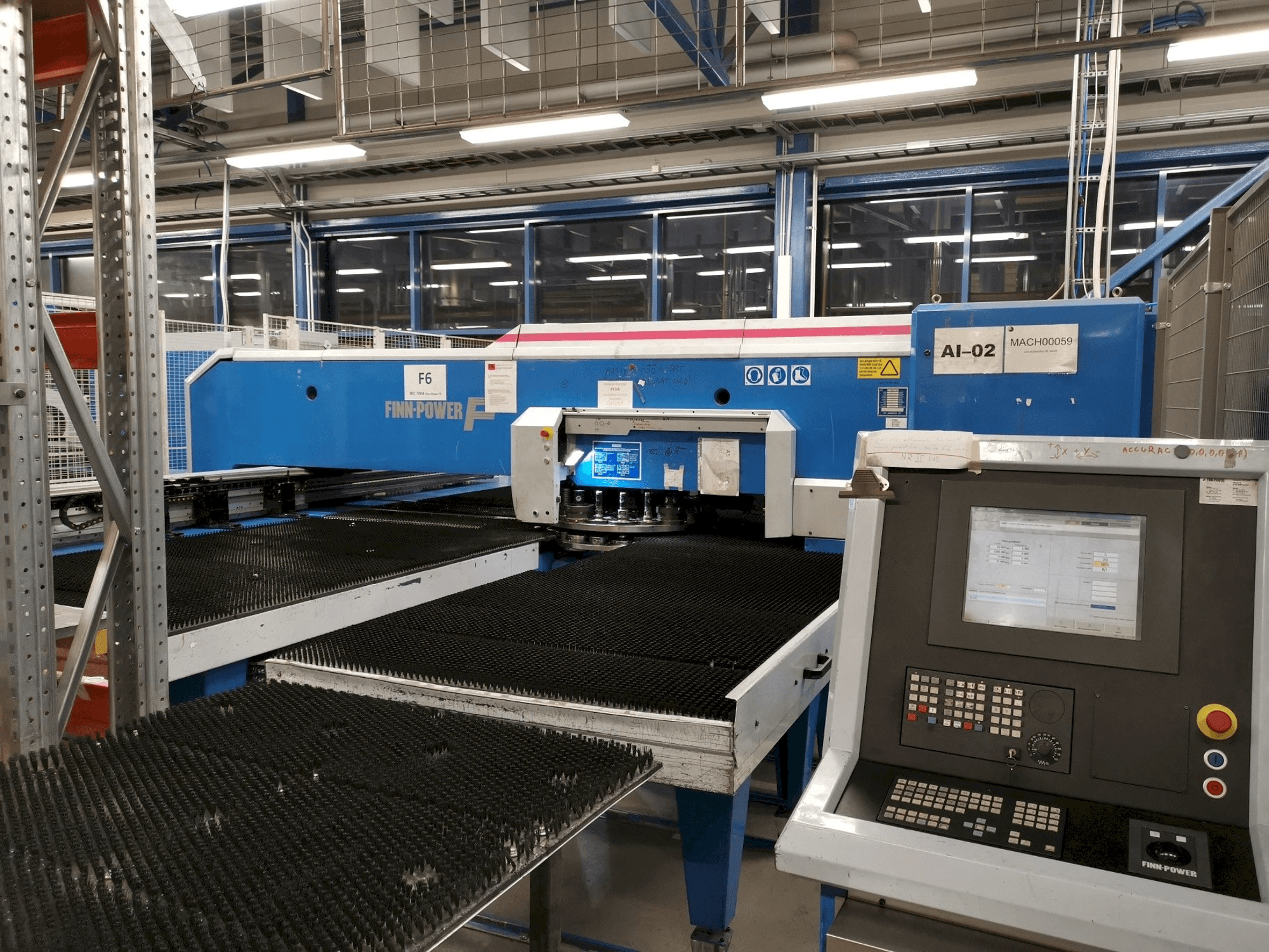 Vista frontale della macchina Finn-Power F6SU