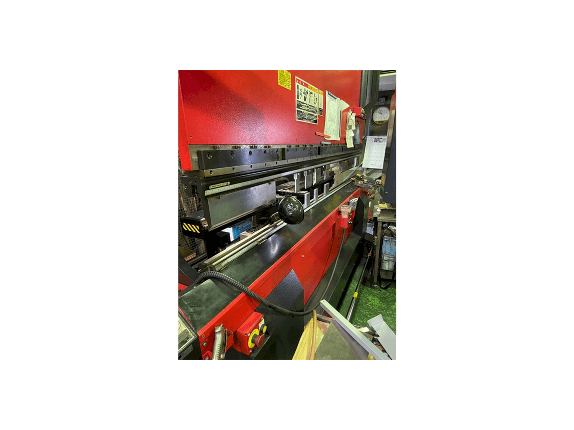 Vista laterale sinistra della macchina AMADA HDS 8025 NT