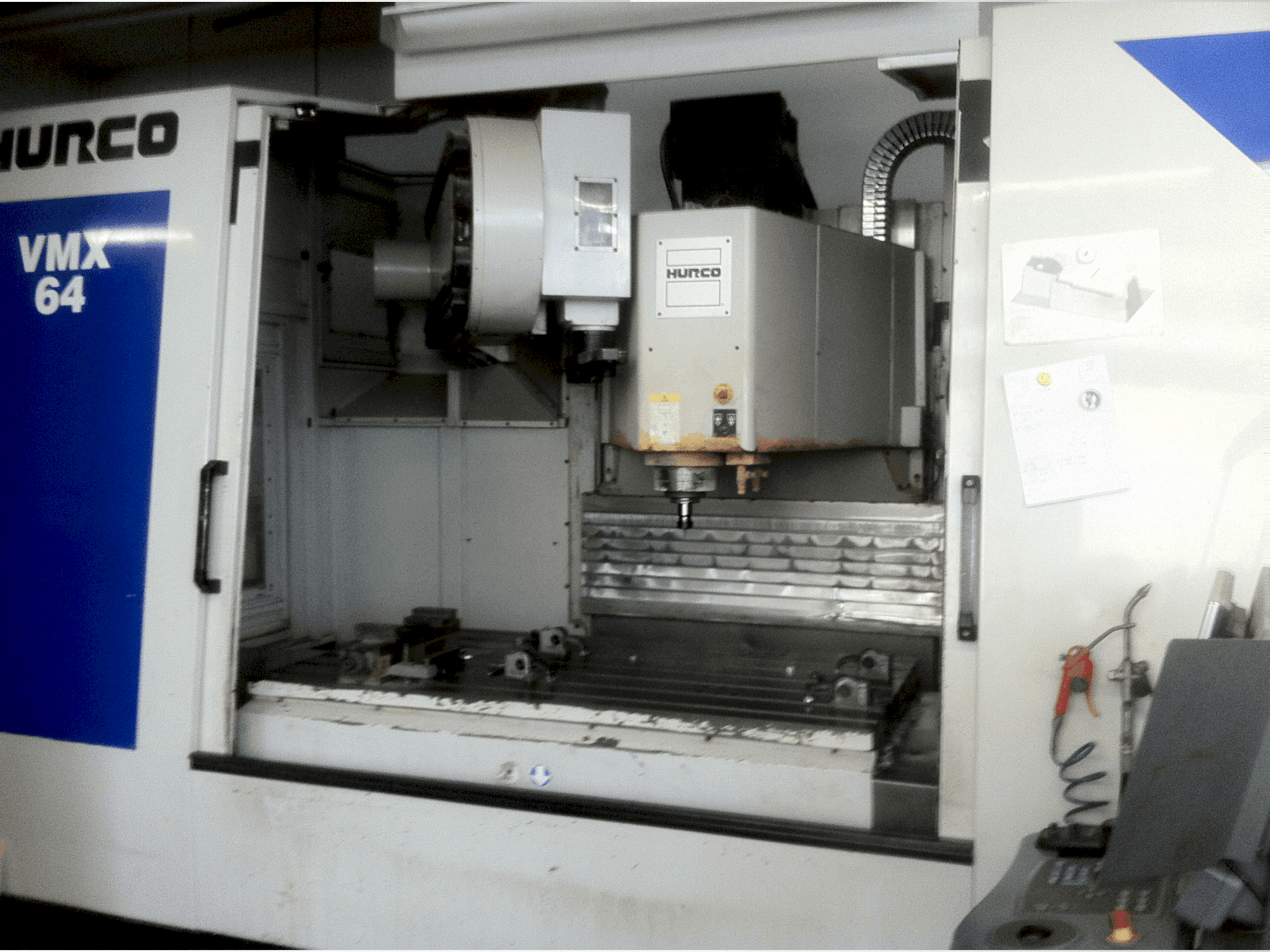 Vista frontale della macchina Hurco VMX 64/50T