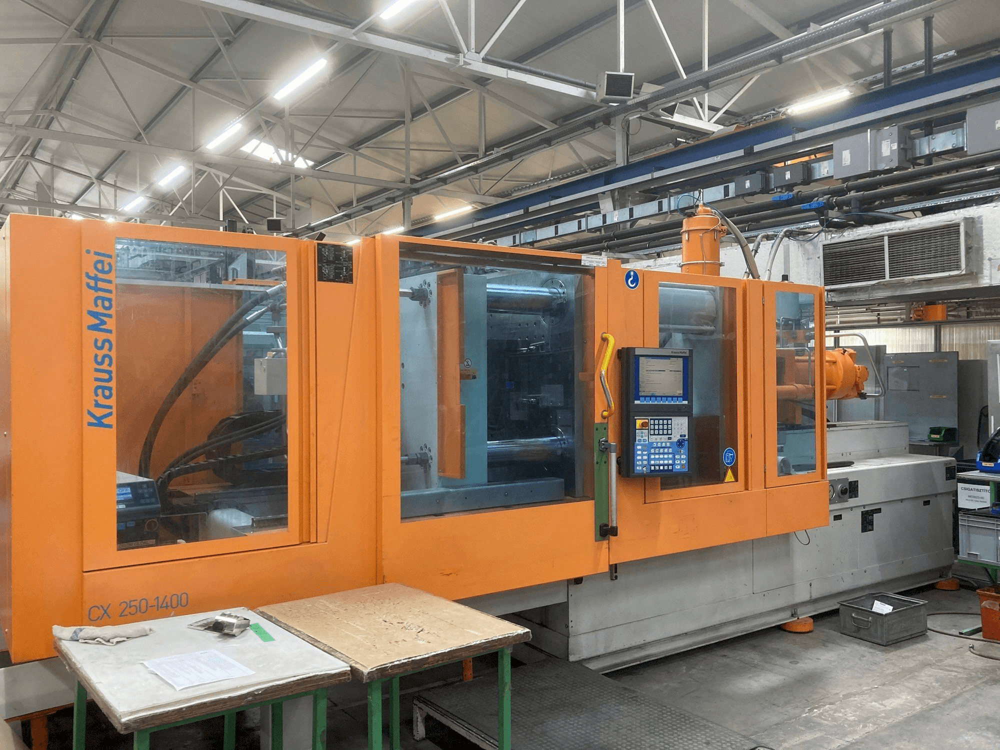 Vista frontale della macchina Krauss Maffei KM 250-400 CX