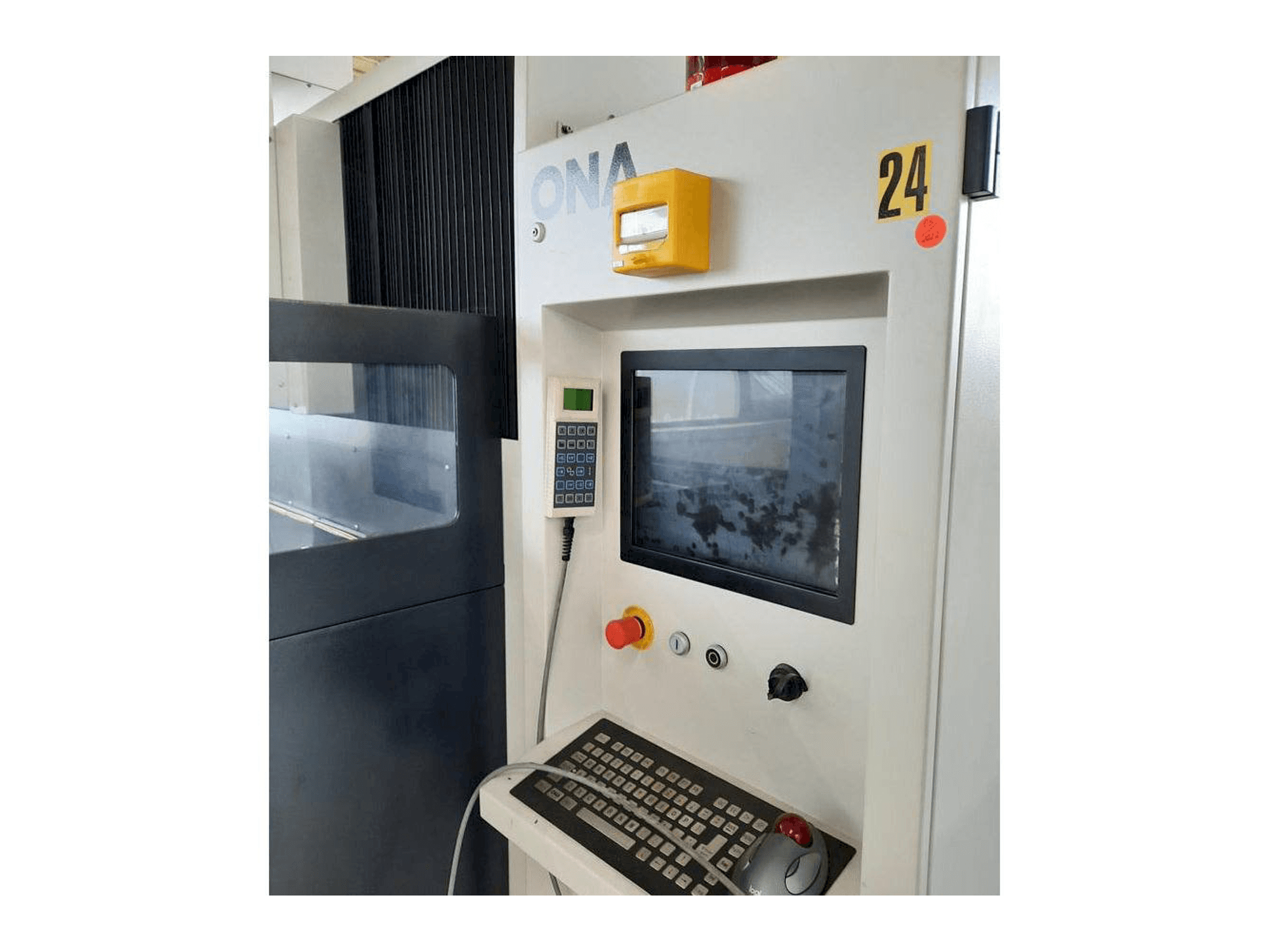 Vista frontale della macchina ONA NX4F