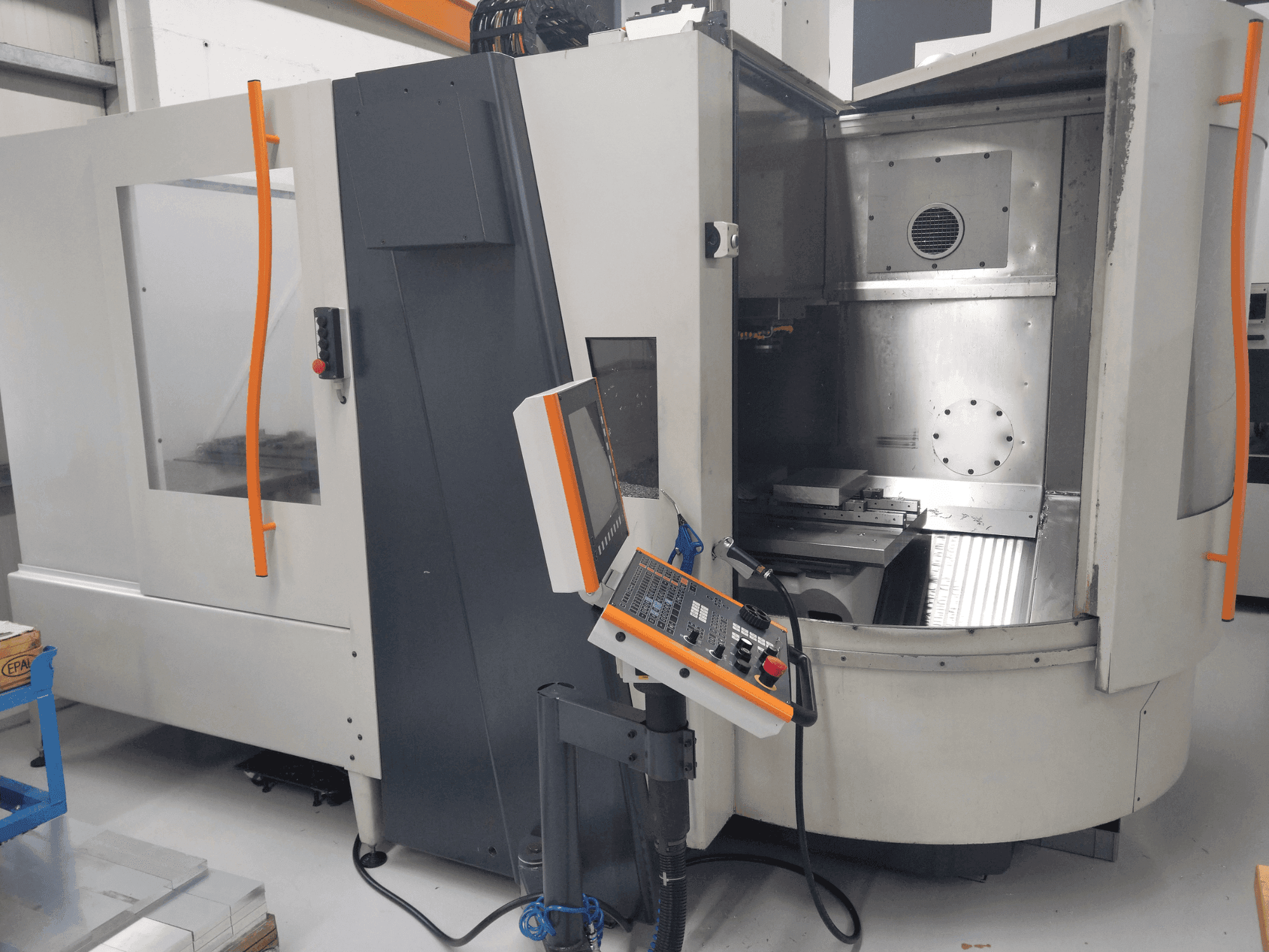 Vista frontale della macchina MIKRON HSM 800