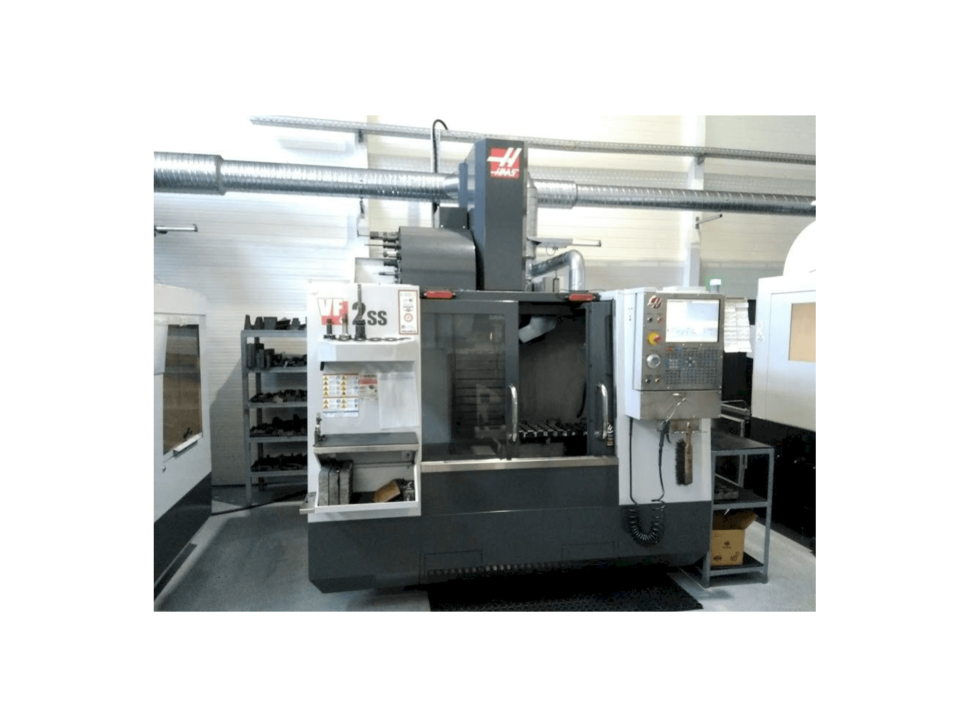 Vista frontale della macchina HAAS VF2 SS