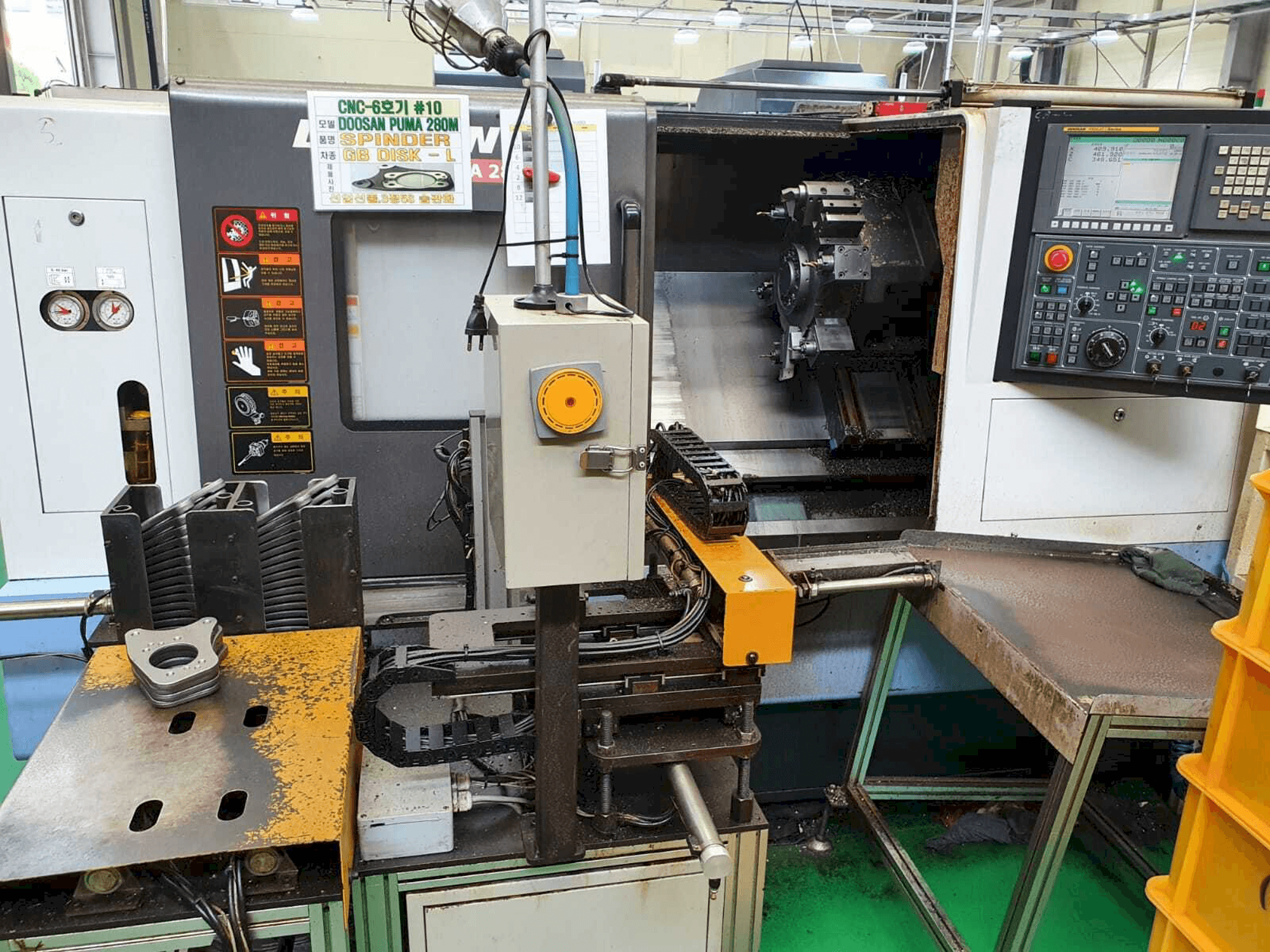 Vista frontale della macchina Doosan Puma 280M