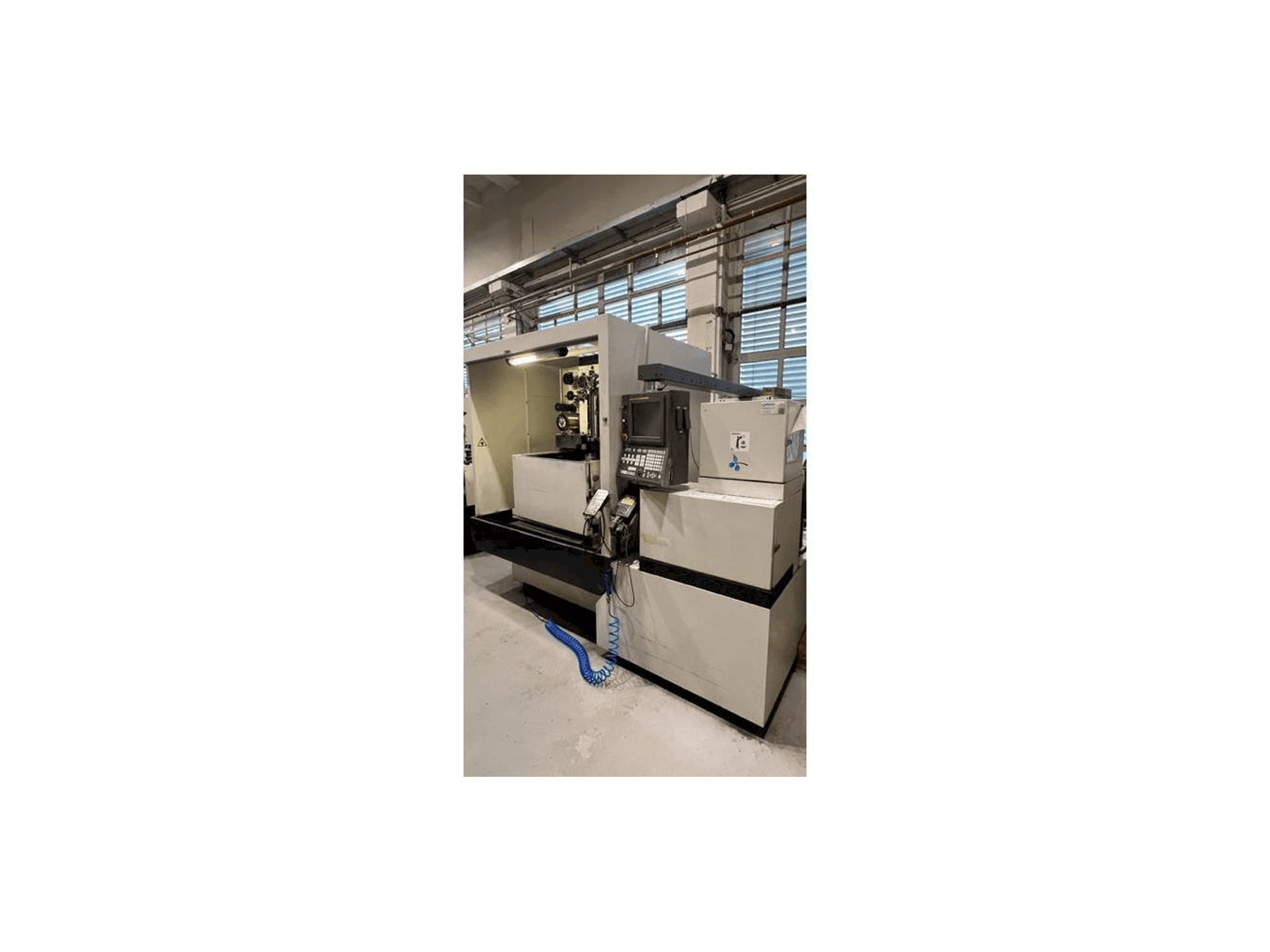 Vista frontale della macchina FANUC ROBOCUT Alfa-1iC