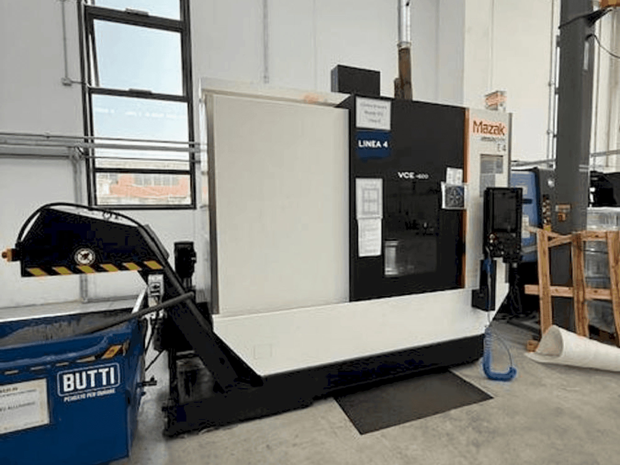 Vista frontale della macchina Mazak VCE 600