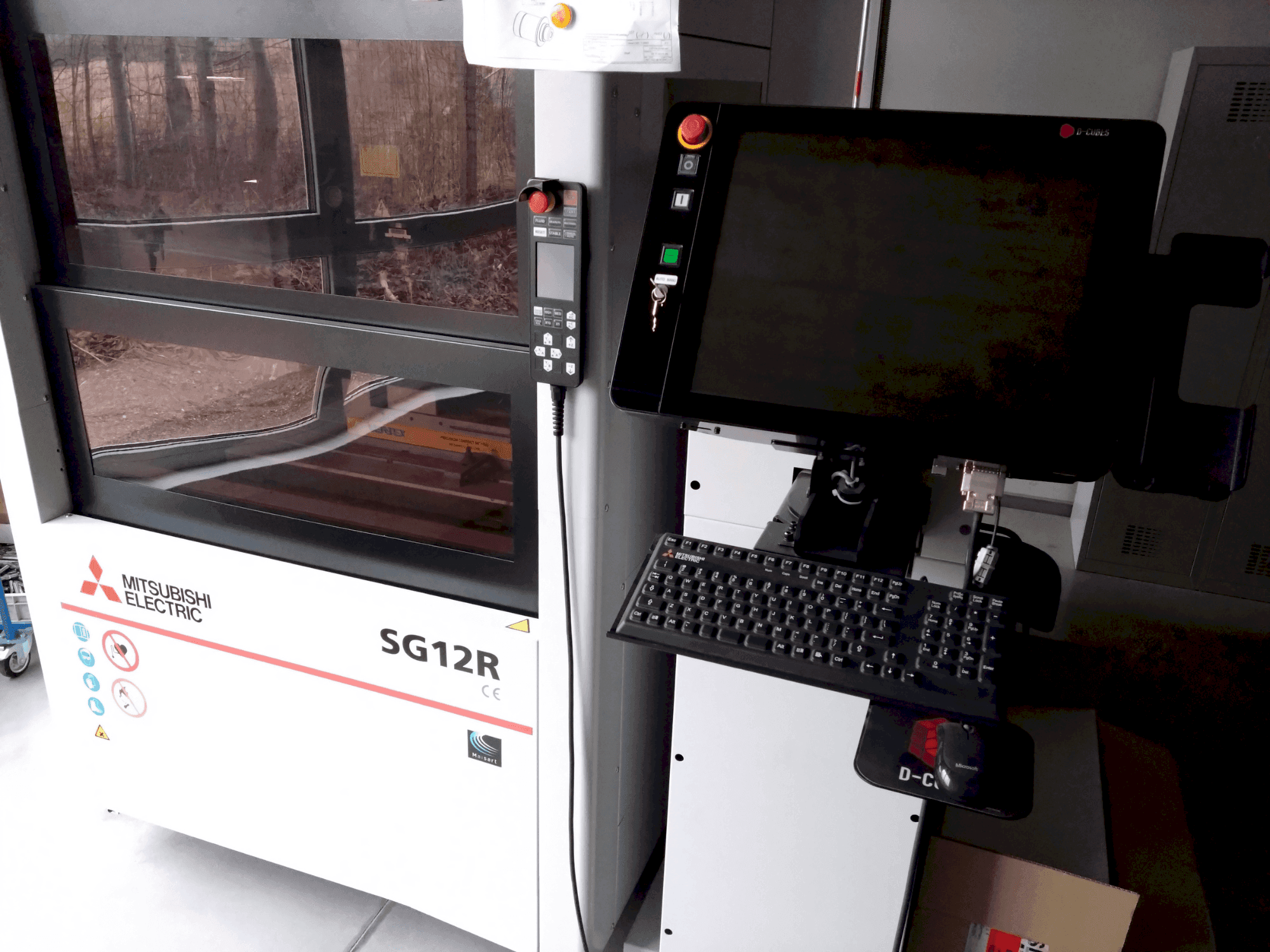 Vista frontale della macchina Mitsubishi Electric SG12M