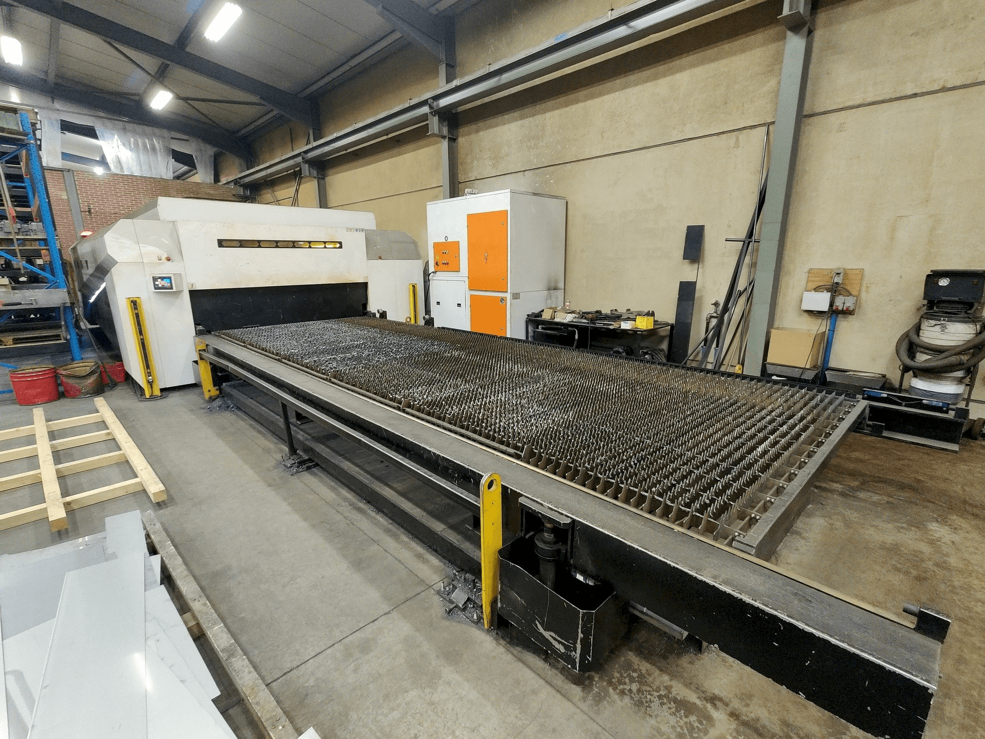 Vista frontale della macchina ERMAKSAN Fibermak Momentum Gen2