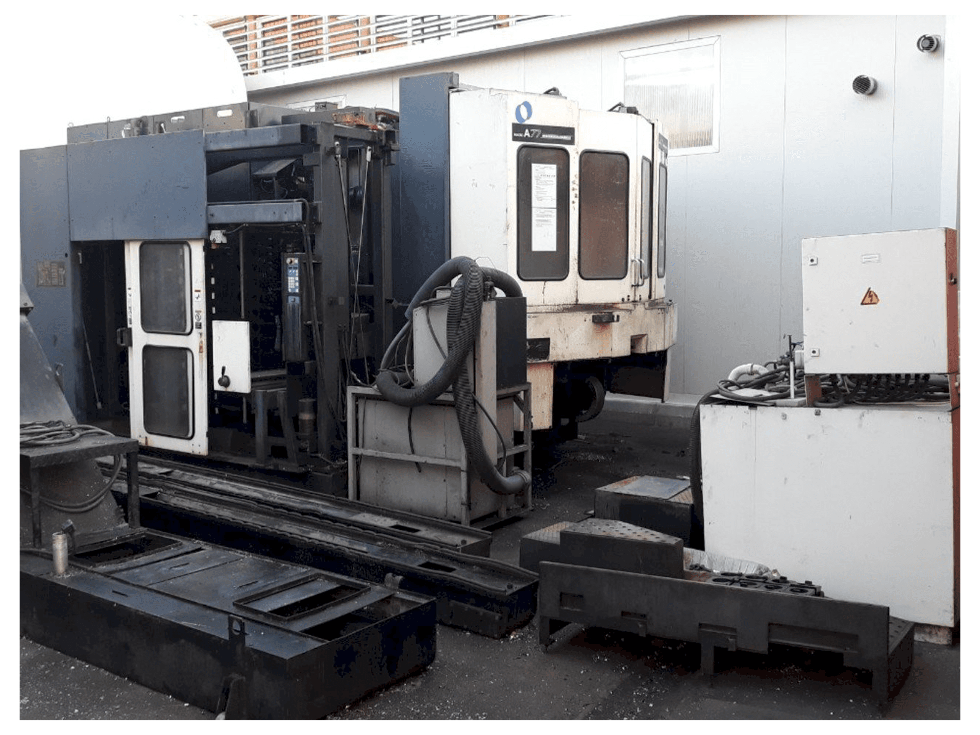 Vista frontale della macchina Makino A77