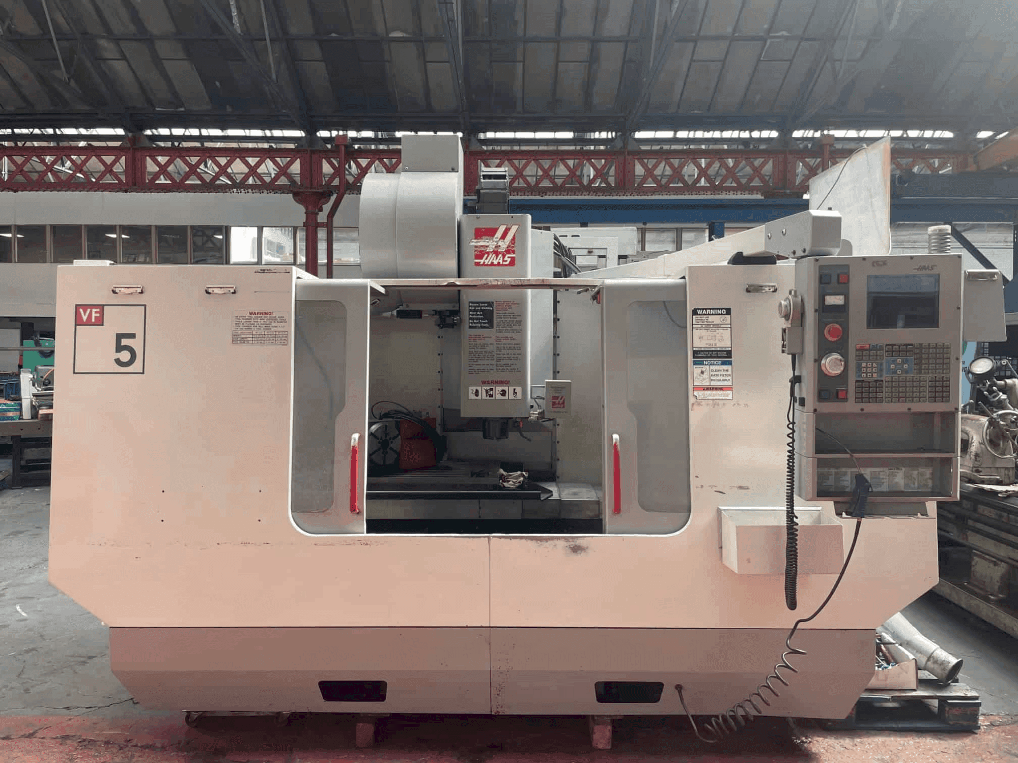 Vista frontale della macchina HAAS VF-5B/40 HE