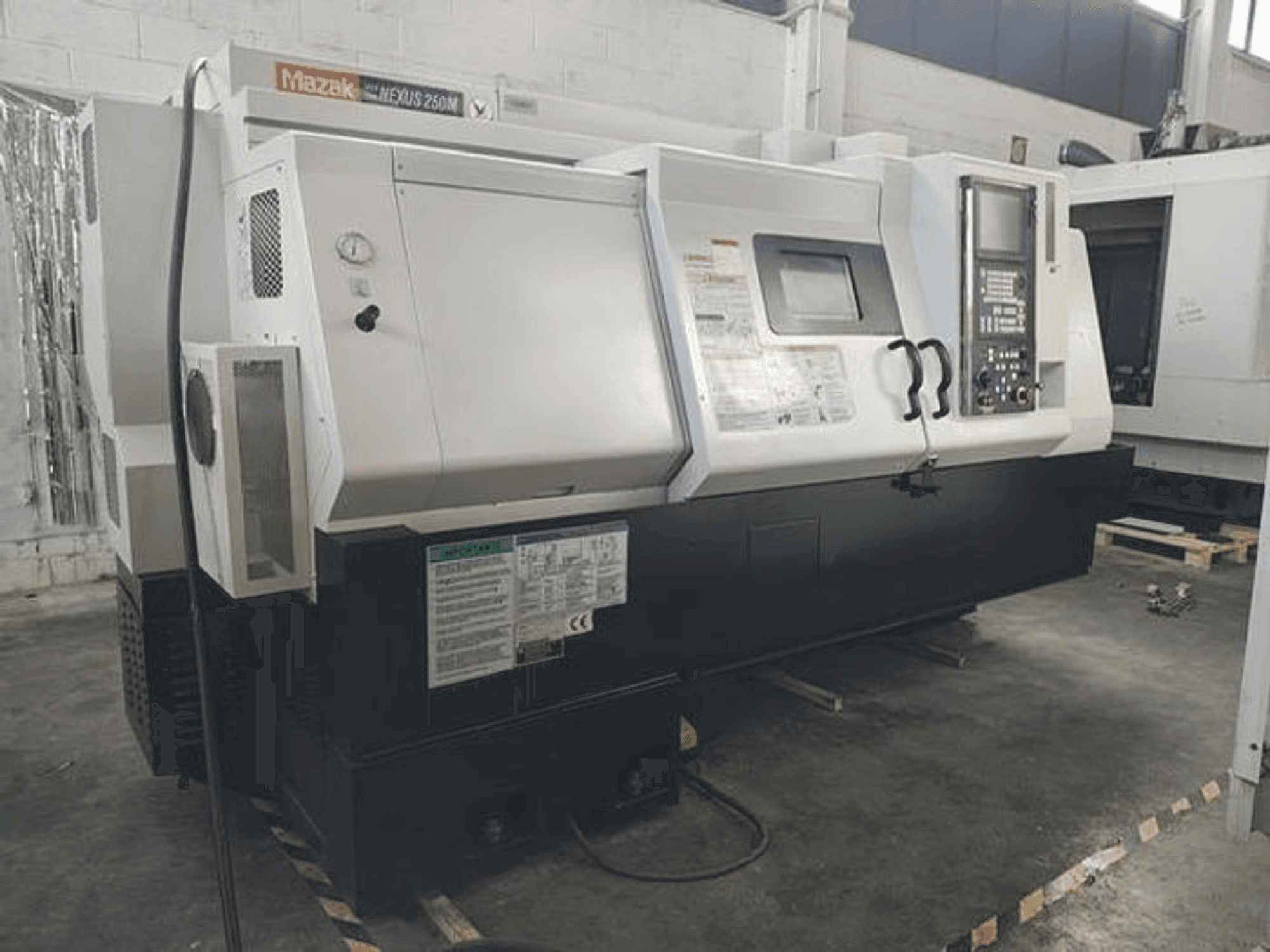 Vista frontale della macchina Mazak QTN 250M 1000L