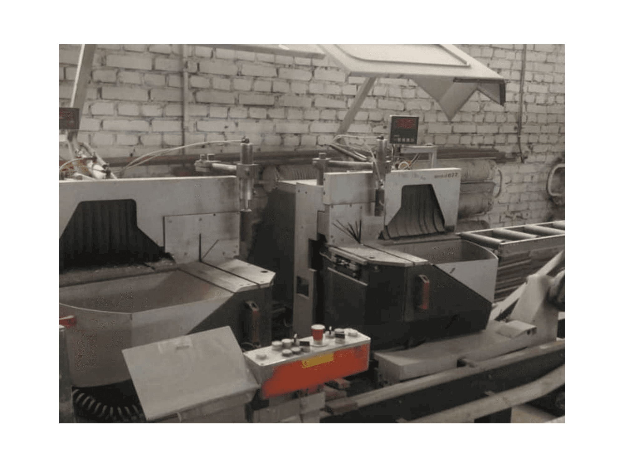 Vista frontale della macchina Elumatec DG 104/02 + E111