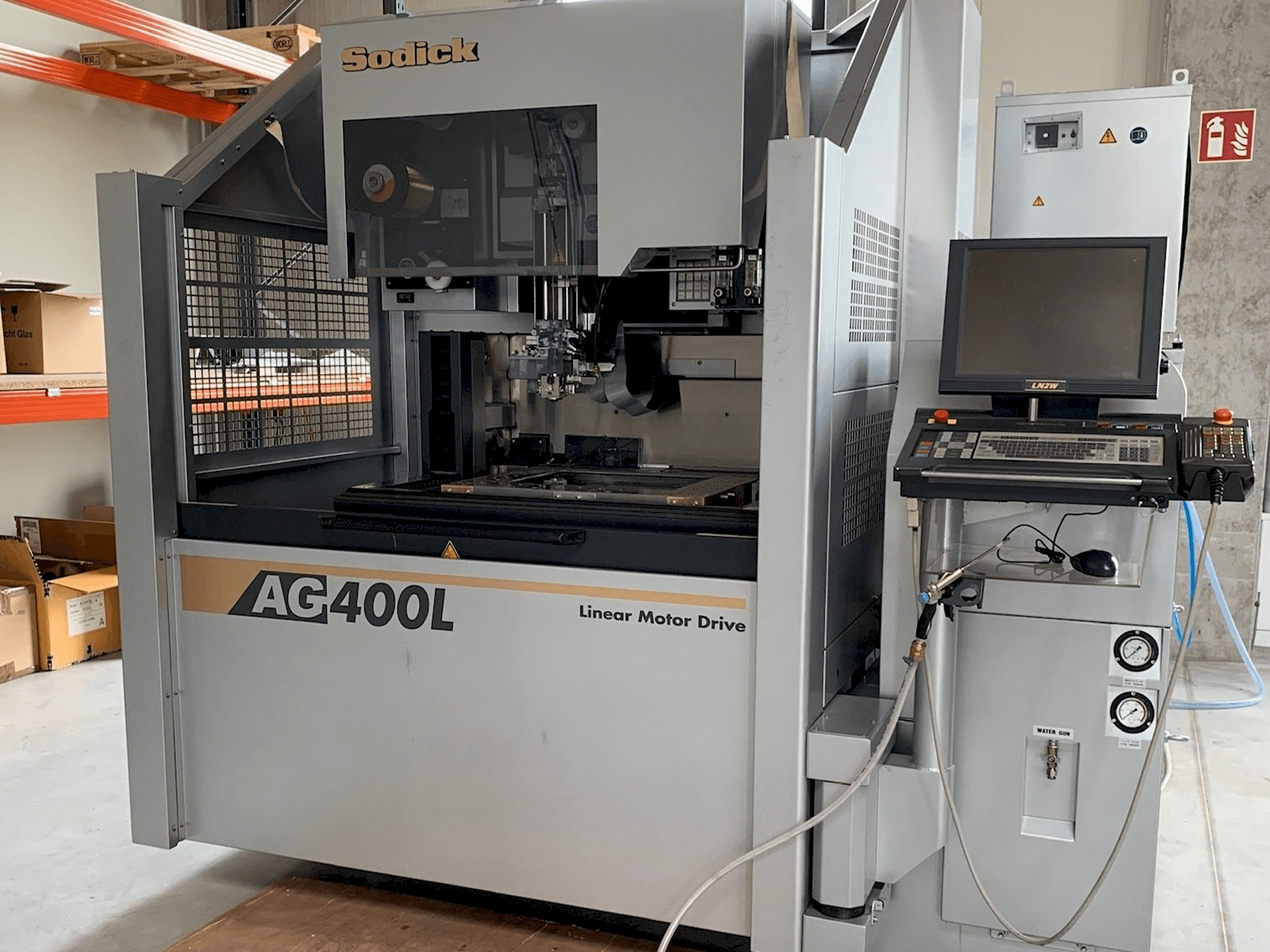 Vista frontale della macchina Sodick AG400L