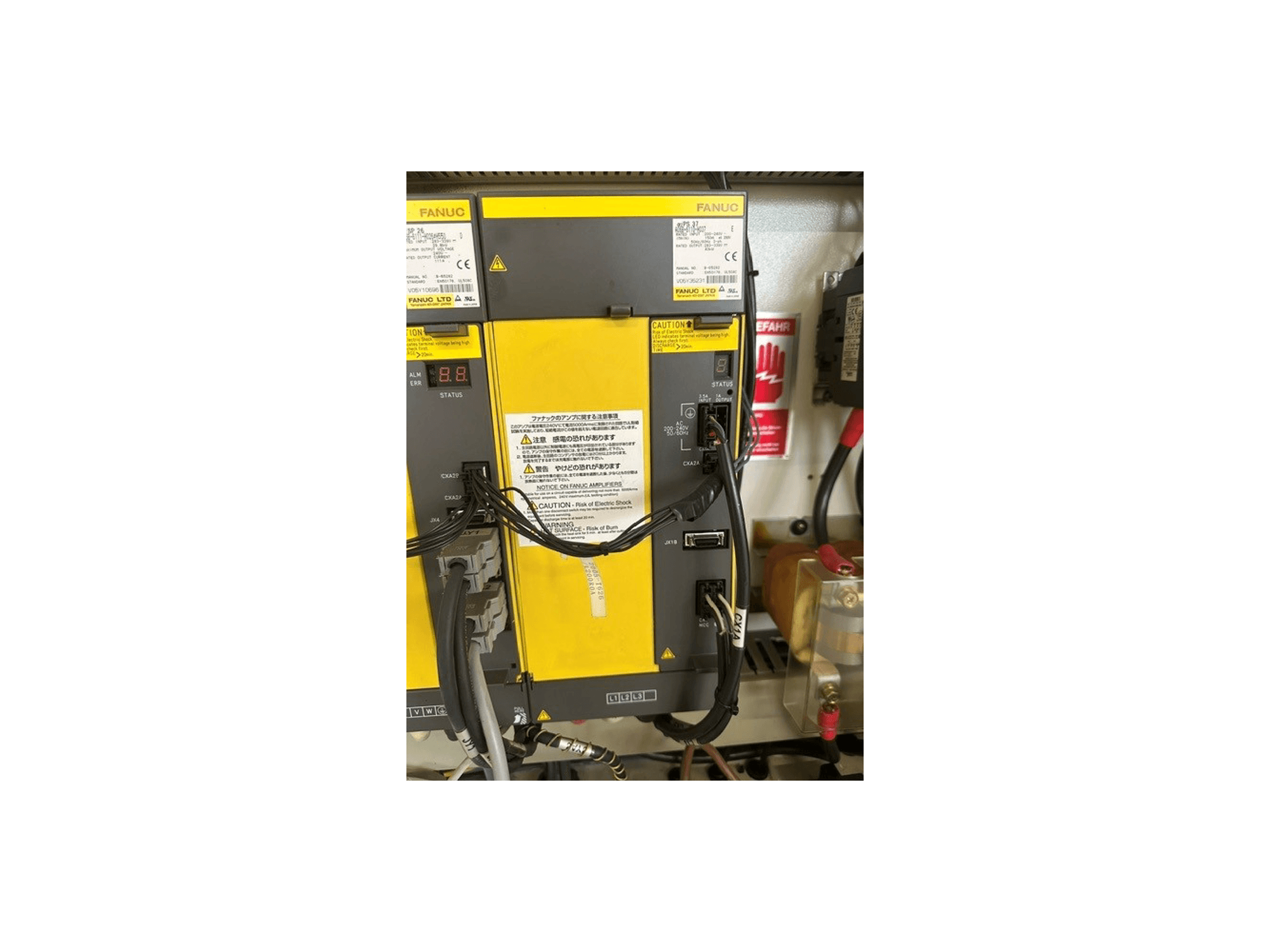 Pannello di controllo del centro di lavorazione universale MIKRON HSM 600 U, con componenti FANUC, display di stato e collegamenti elettrici.