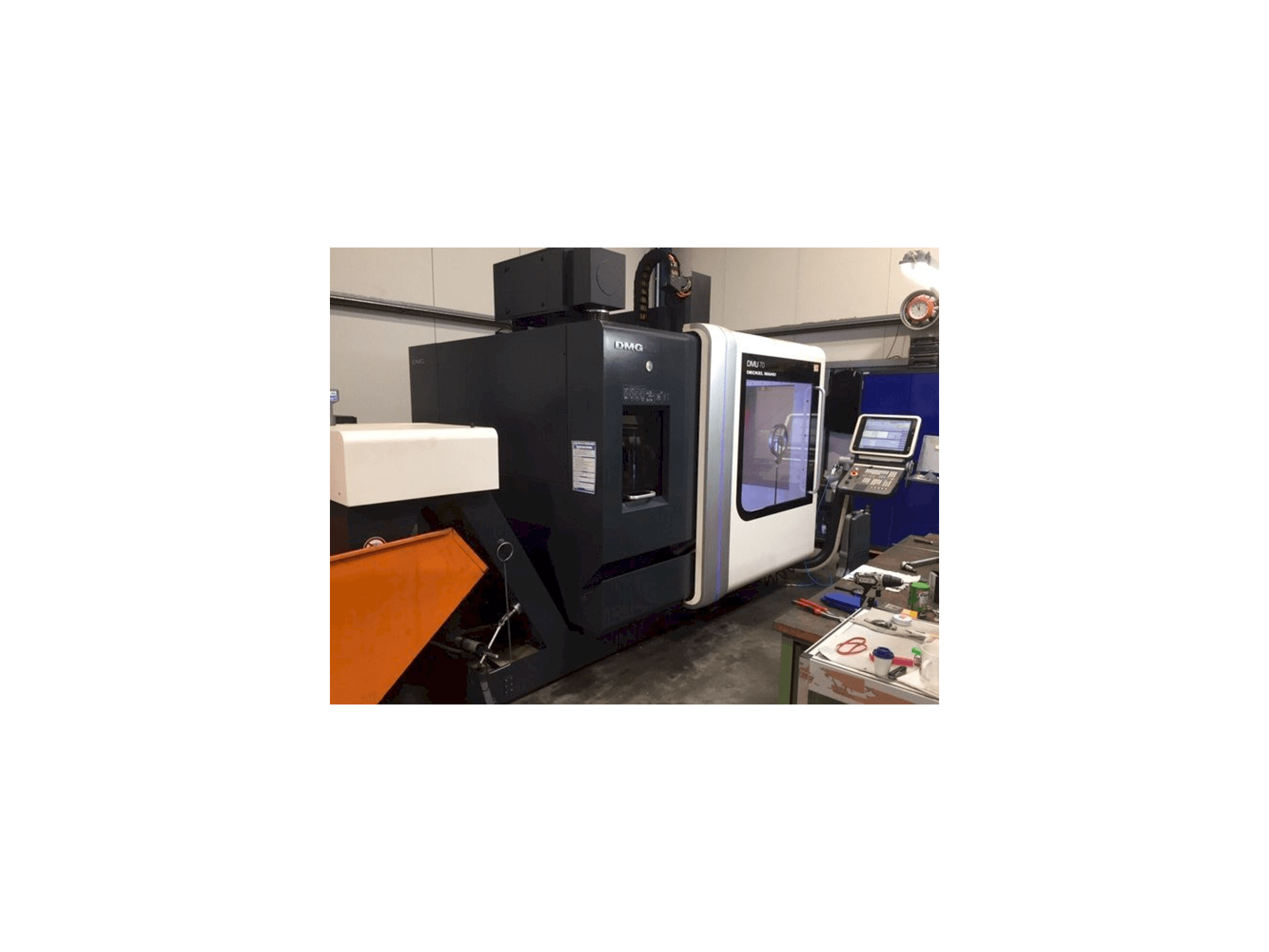 Vista frontale della macchina DECKEL MAHO DMU 70