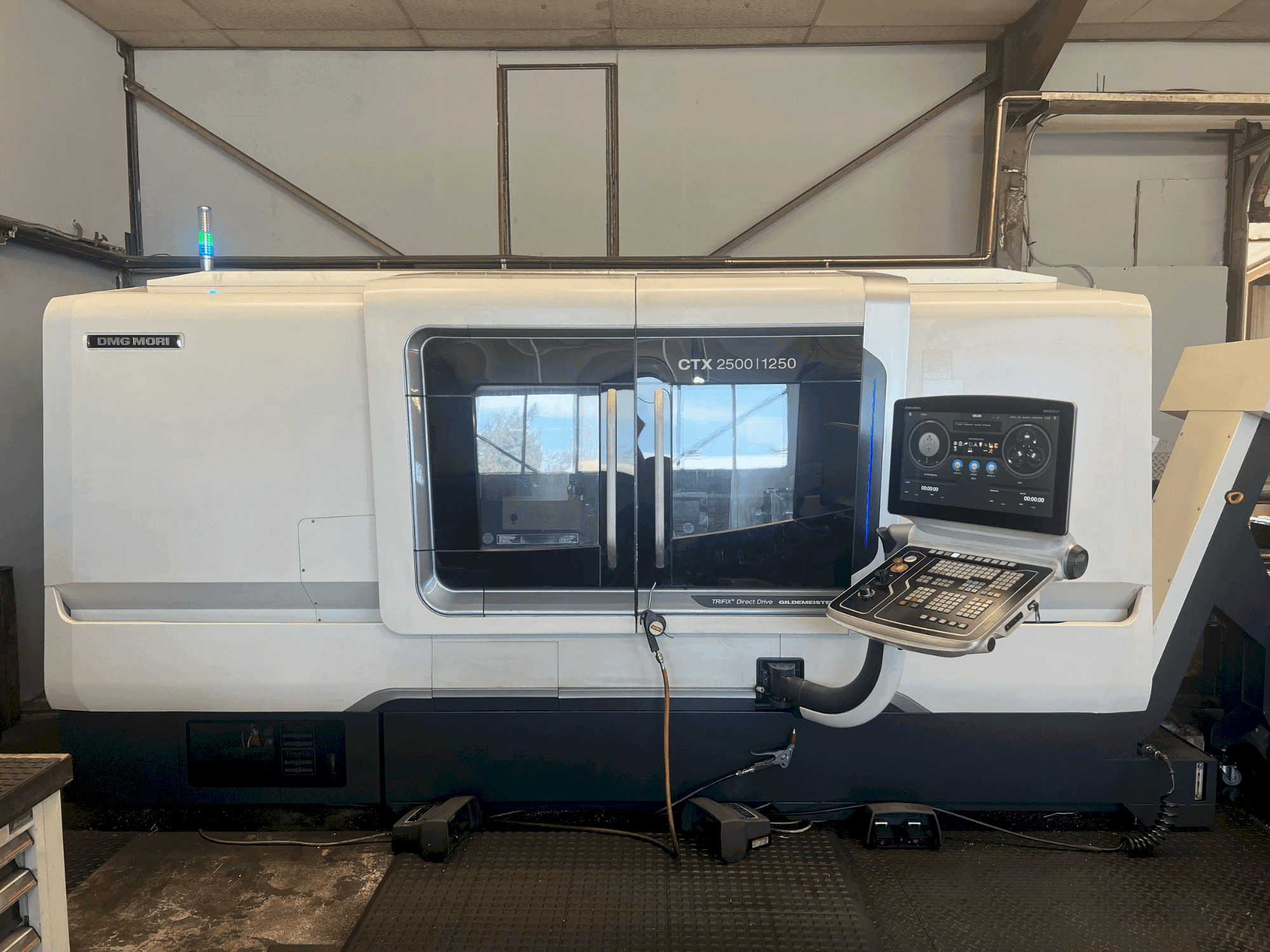 Vista frontale della macchina DMG MORI CTX 2500/1250