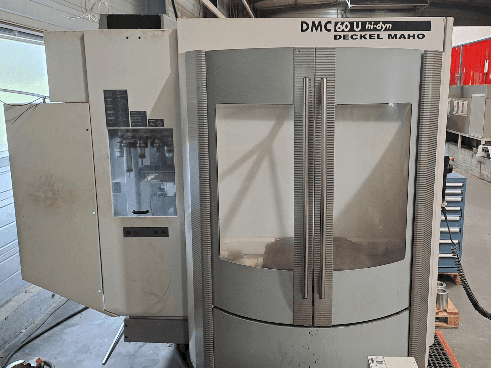 Vista frontale della macchina DECKEL MAHO DMC 60 Hi Dyn